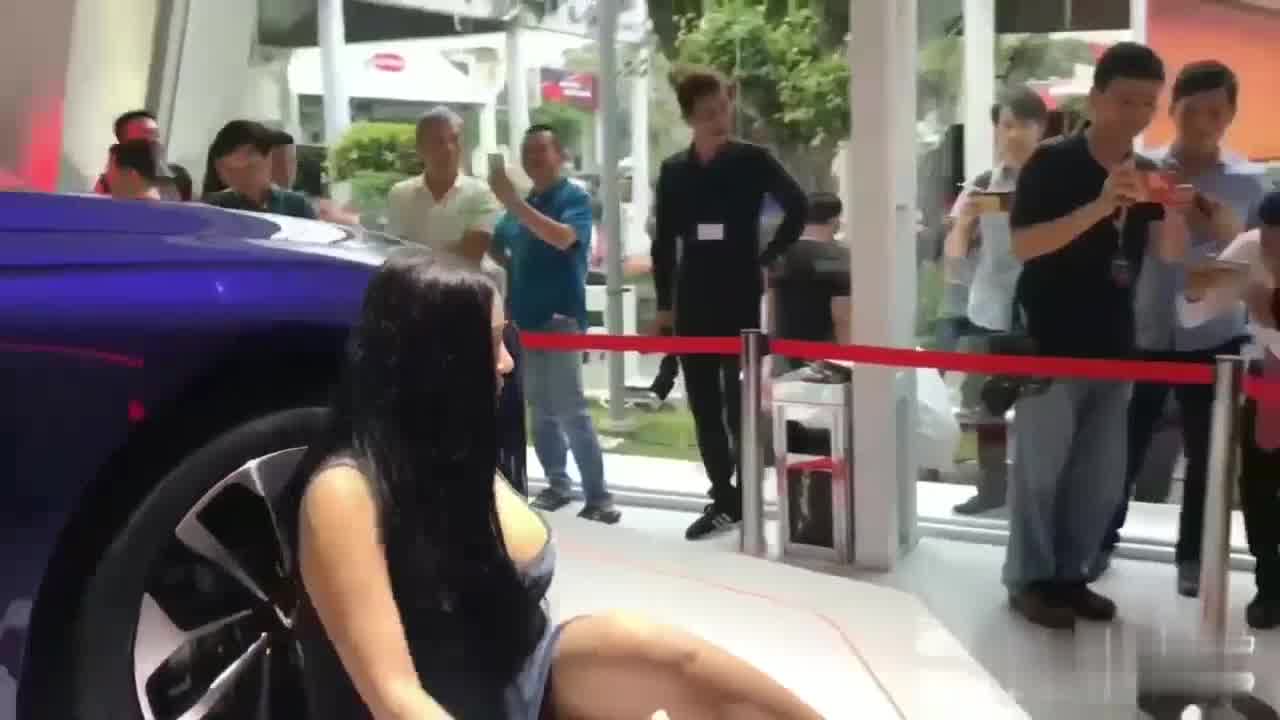  火辣车模 在车前搔首弄姿时不小心露两点 的剧照9