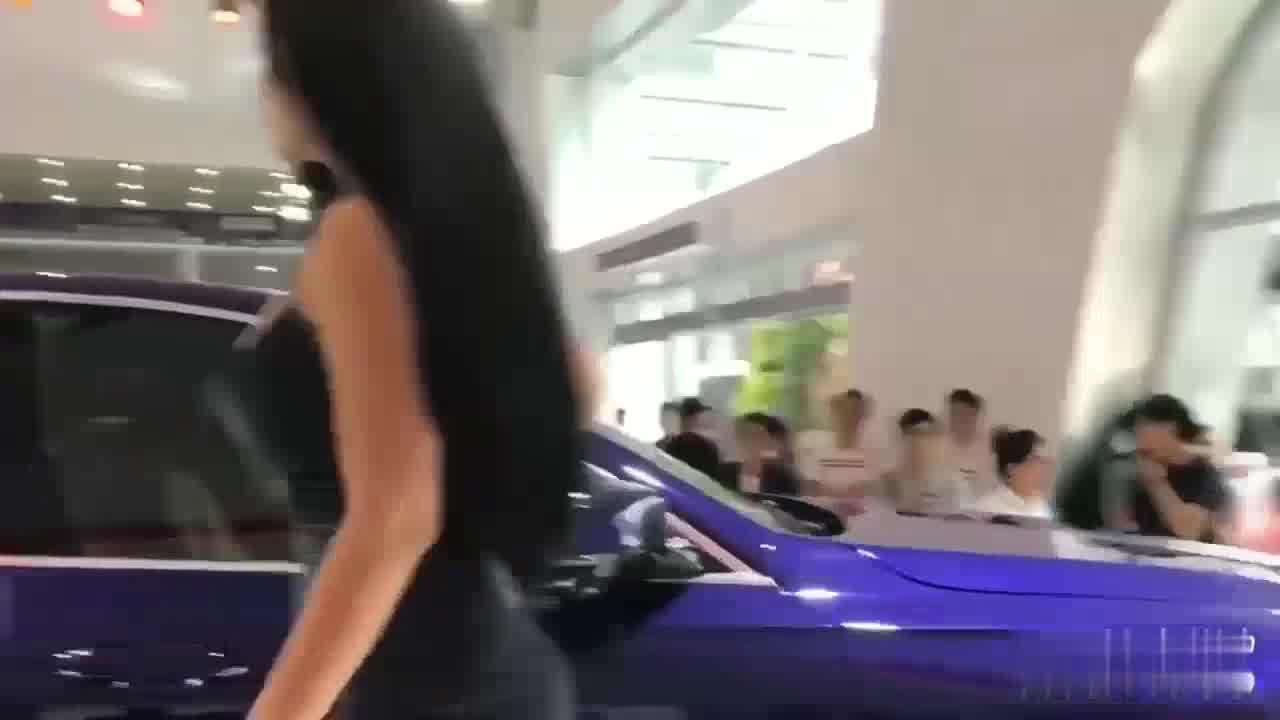  火辣车模 在车前搔首弄姿时不小心露两点 的剧照10