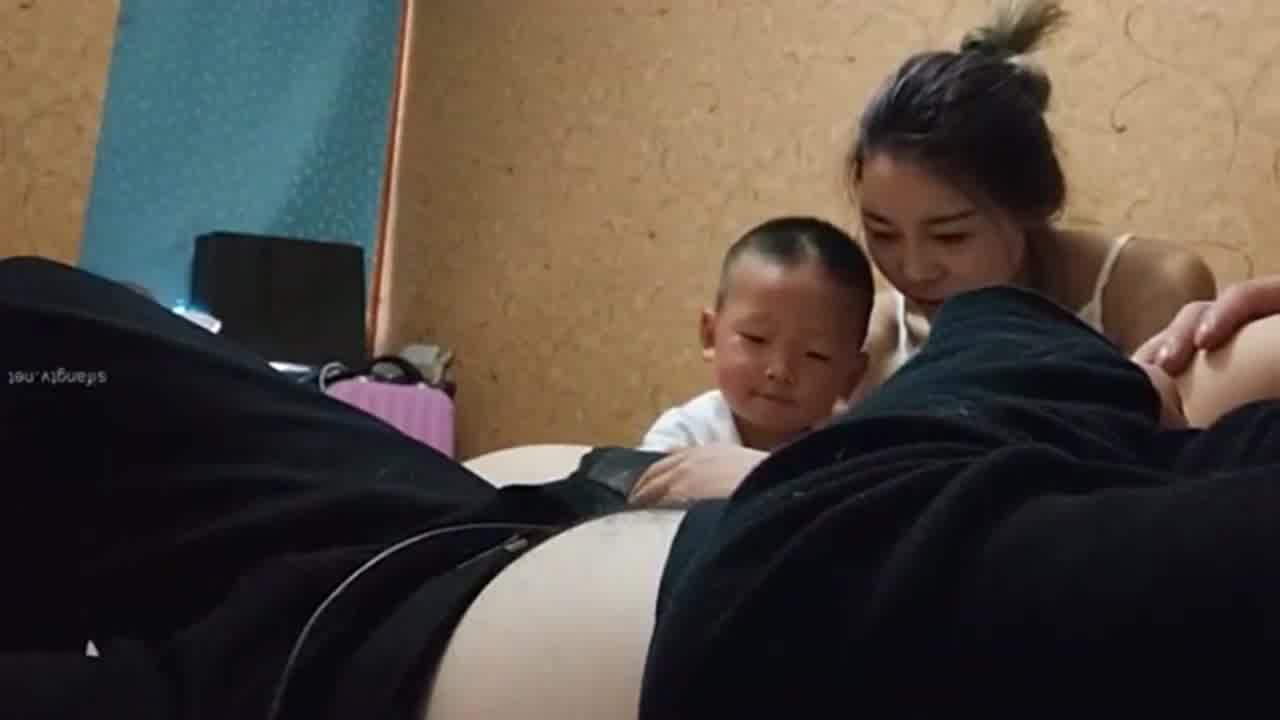  眼镜大叔用大鸡巴安慰女同事 的剧照4