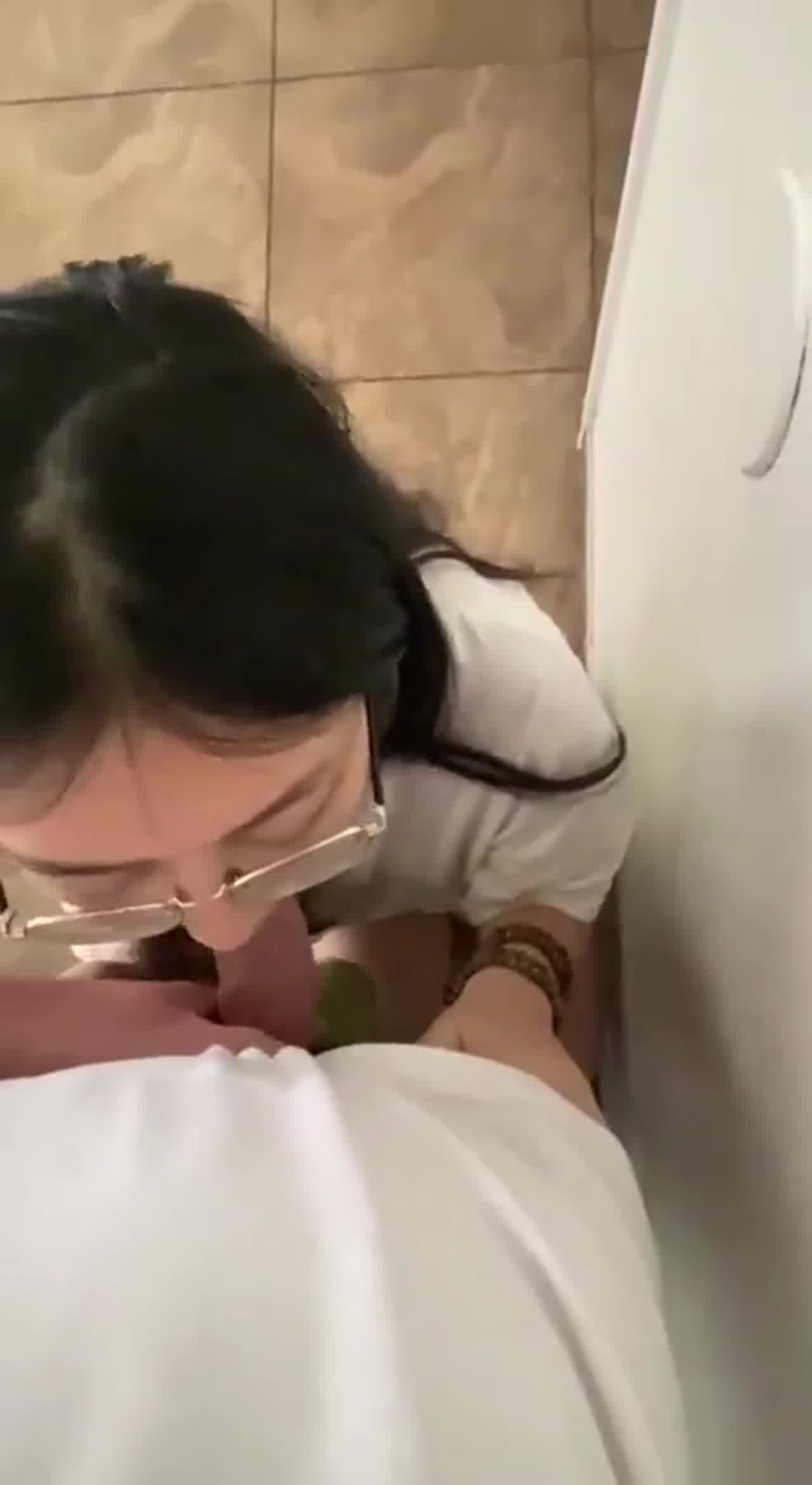  爱喝养乐多的眼镜美女 的剧照9