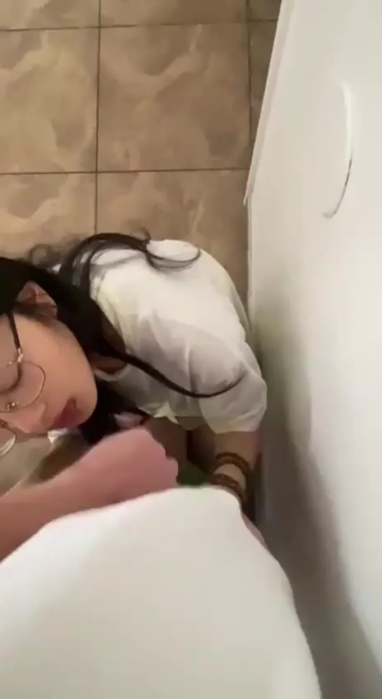  爱喝养乐多的眼镜美女 的剧照10