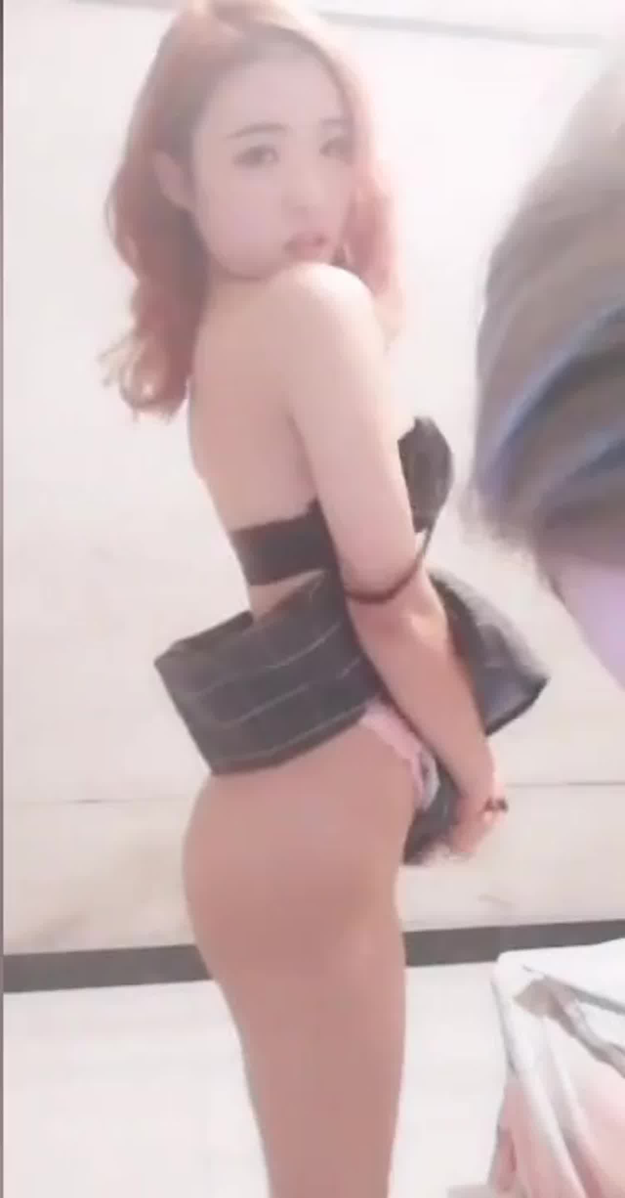  小情侣直播间里直播做爱，骚妹听男友一个口令一个动作 的剧照10