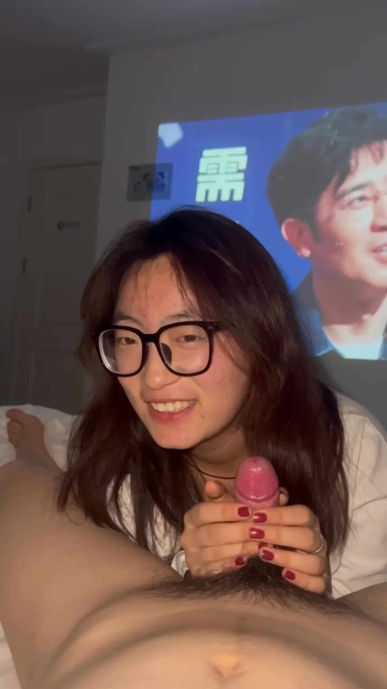  超极品小女友泄密流出 眼镜娘 平时带眼镜超斯文 的剧照1