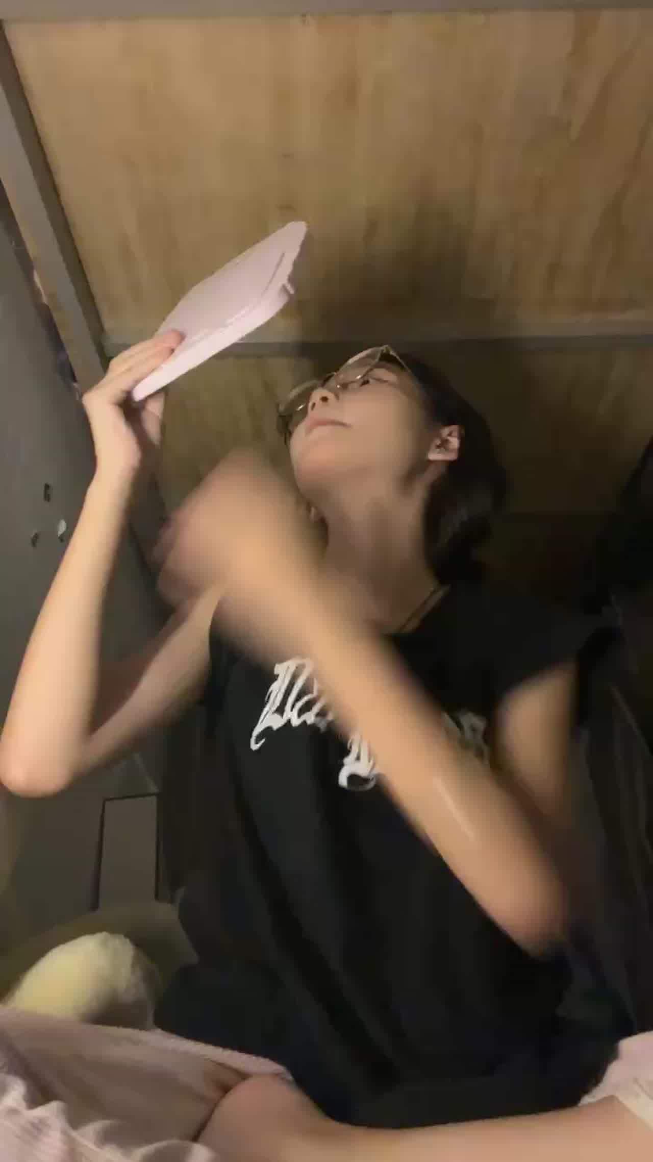  宿舍创业，05后就开始下海赚钱了 的剧照6