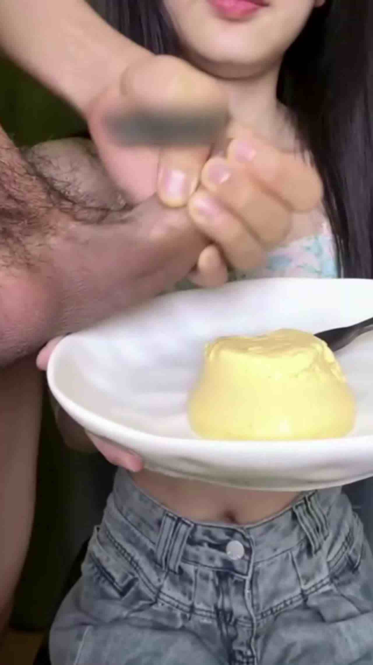  【主人超你射精液，你拿精液做美食】调教母狗圣水精液泡食物，颜射拉丝，精液盛宴带着食物细细品尝！ 的剧照7