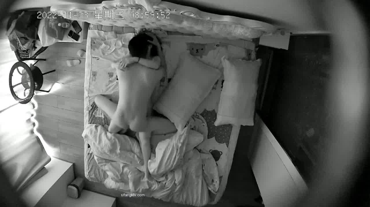  真实情侣啪啪开灯又关灯啪啪 各种姿势都来 女友就像一条死鱼 的剧照4