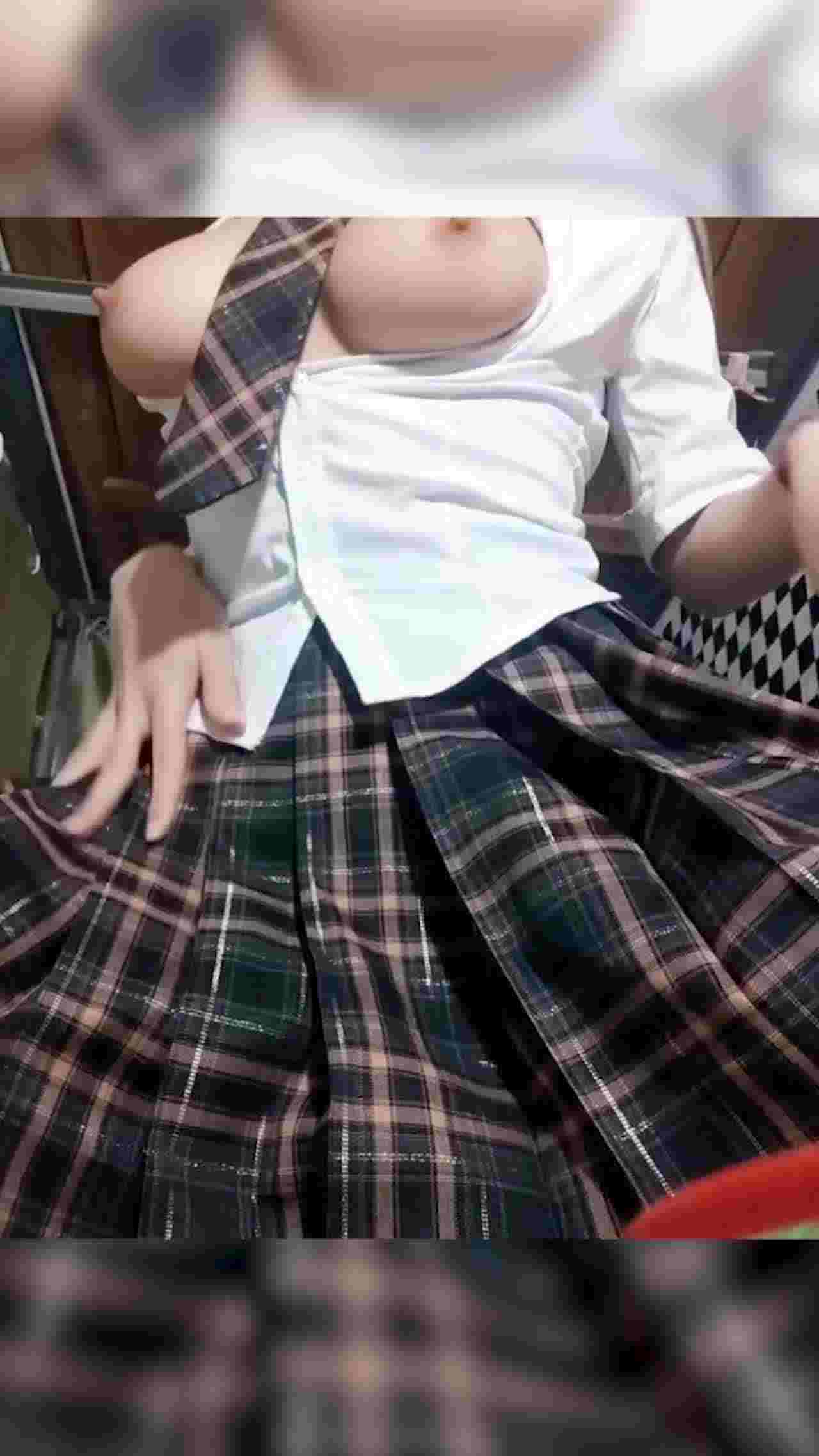  别低估你平时班上只穿卫衣的女同学，她们脱下来，里面的奶子大到让你头晕 的剧照4