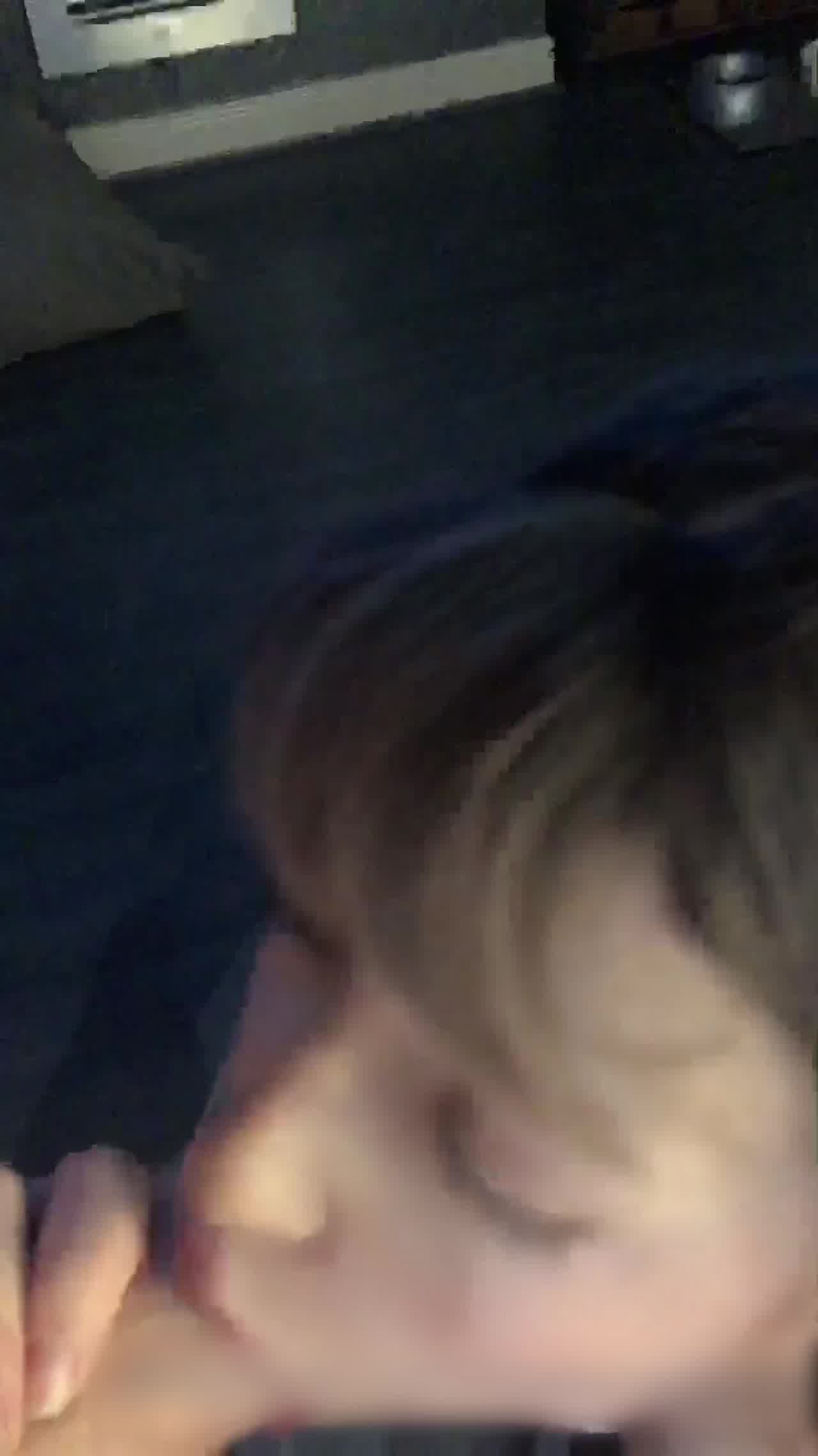  LoveAngelicax 男友在打游戏时混血美少女想吃鸡巴 的剧照1