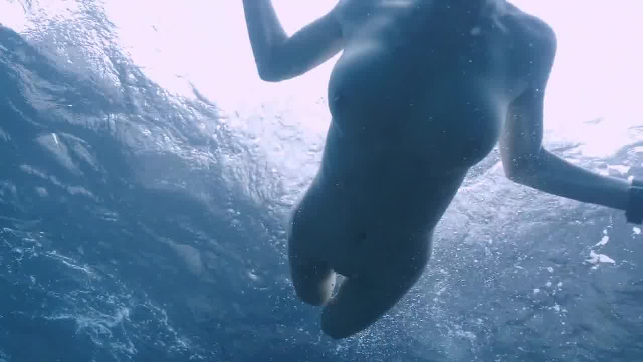  裸体美人鱼 的剧照1