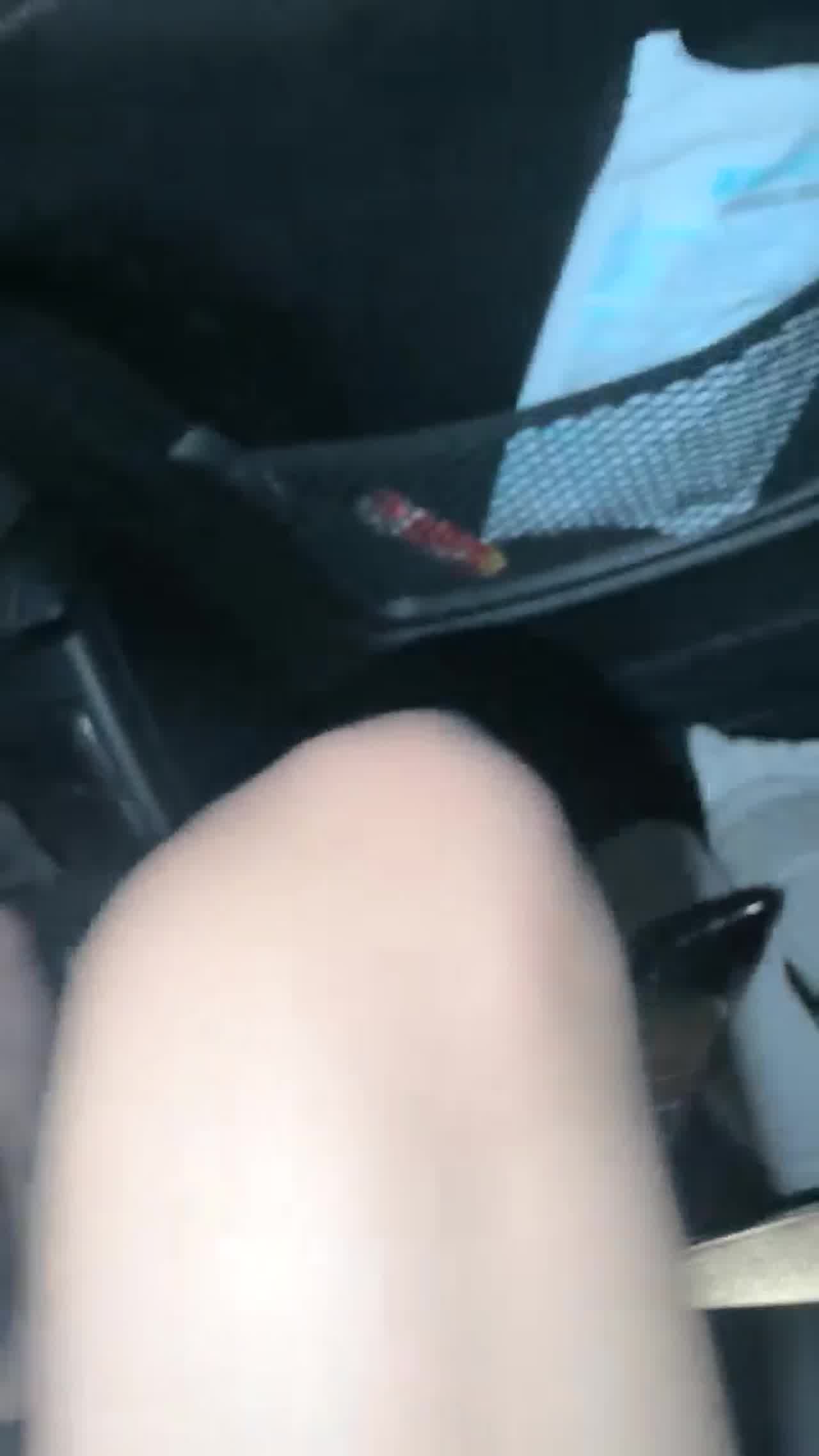  粤牌宝马情侣露脸热播 马路边户外露出潮喷肏穴 肉丝美穴水嫩至极 激情车震香车艳情 的剧照6