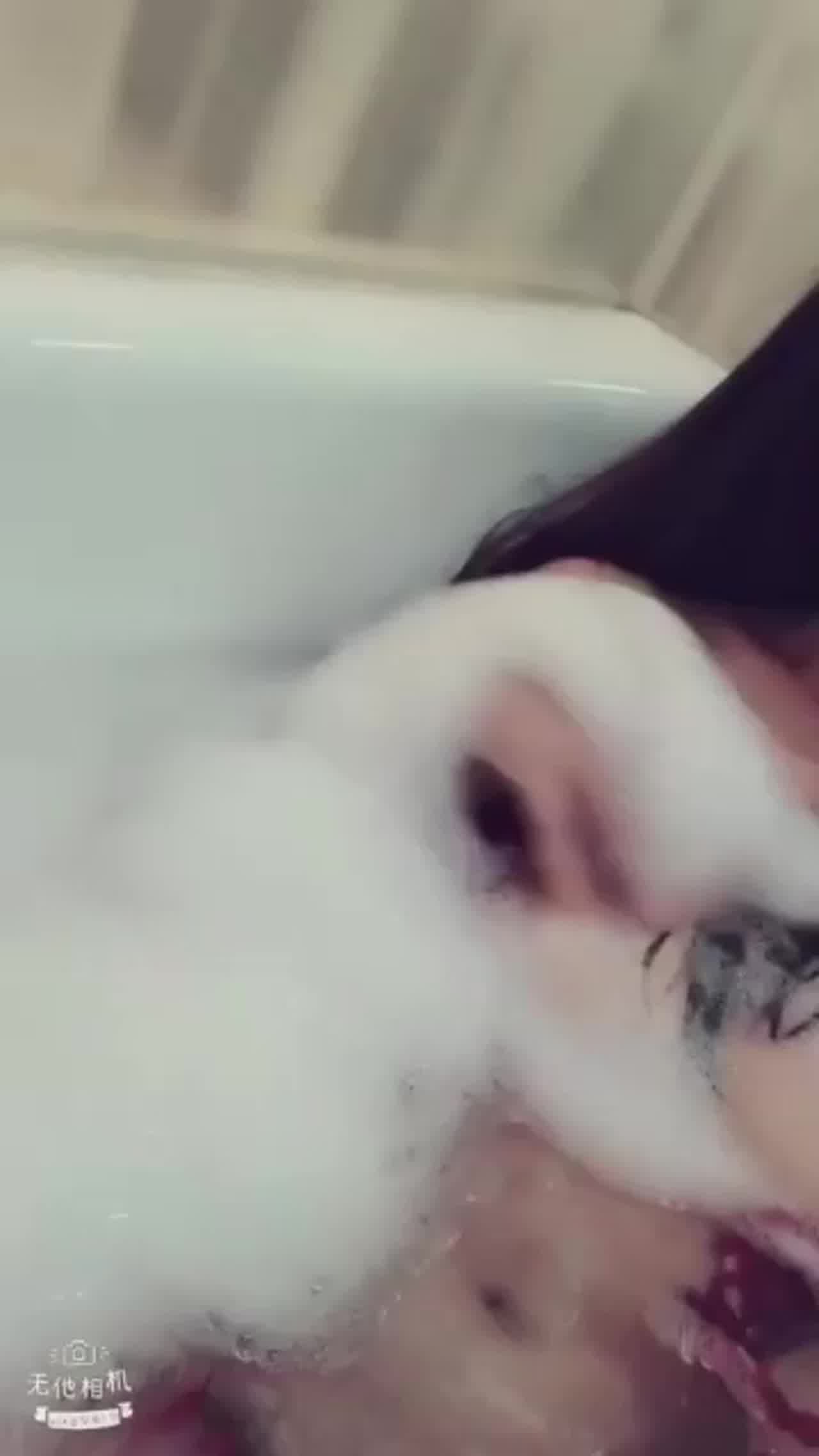  洗白白了，奶子真大 的剧照9