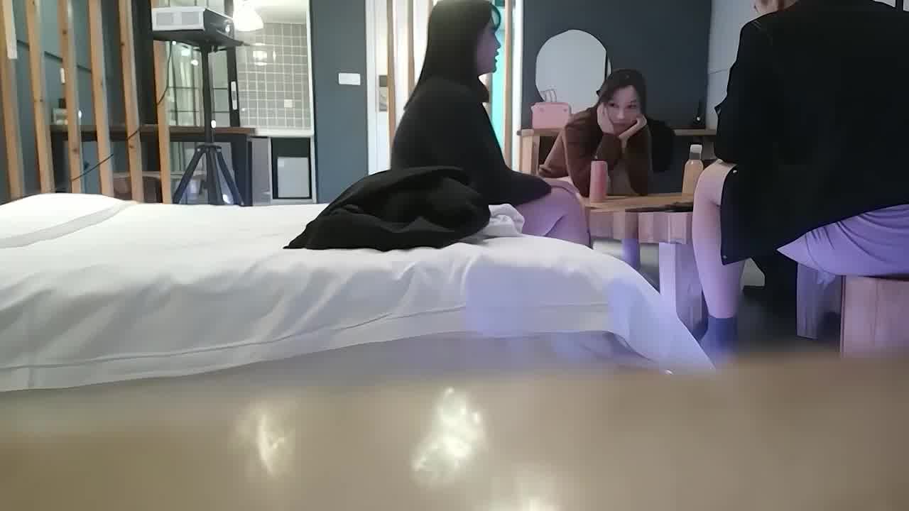  真实良家换妻，扑克牌娱乐培养感情，骚逼娇喘隔衣上位浪叫勾魂 的剧照3