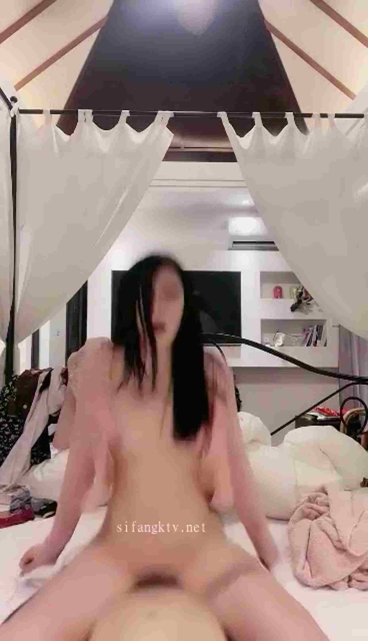  顶级车模【小葡萄】女神被榜一大哥无套内射喊爸爸求操 的剧照2