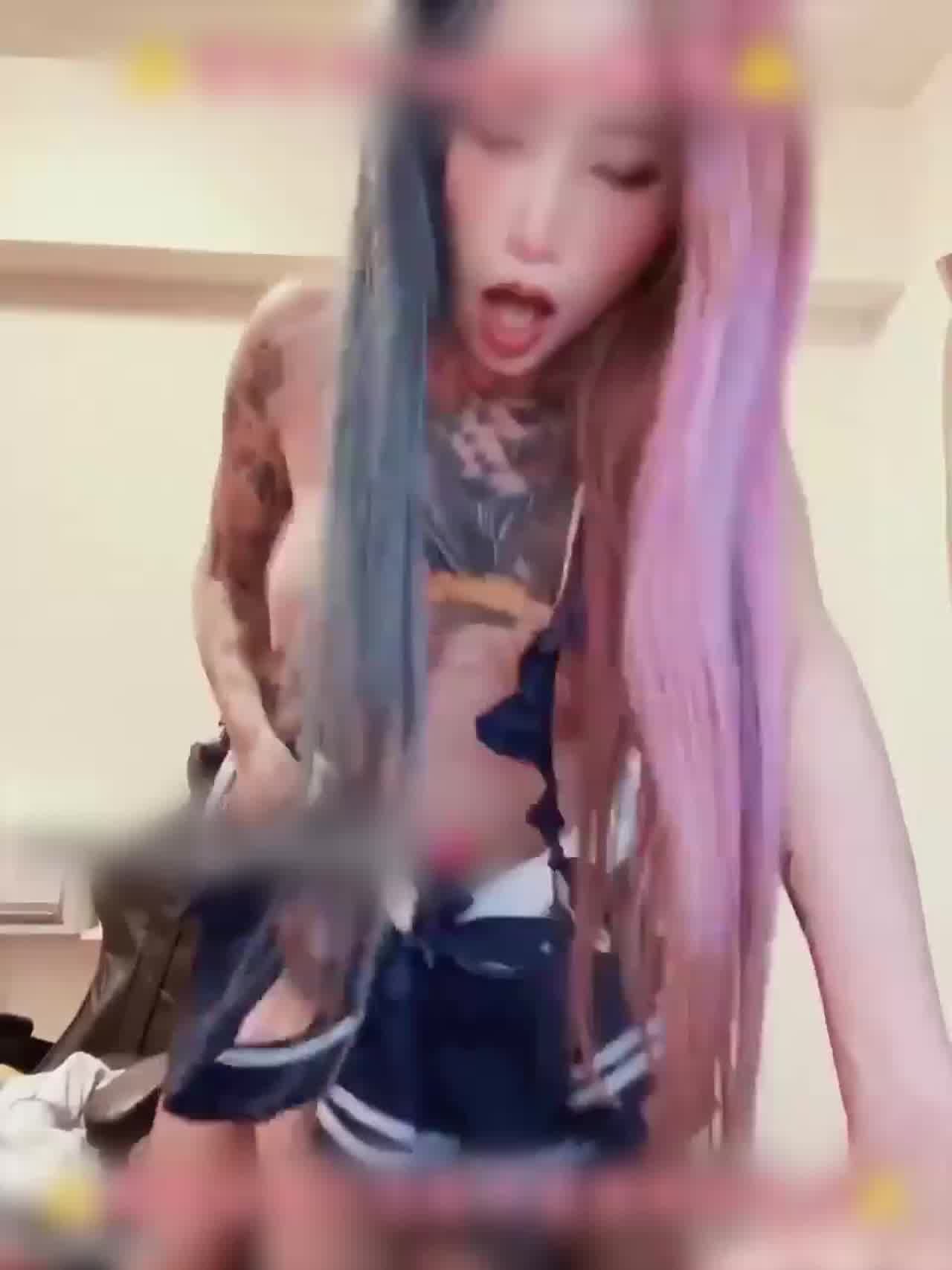  饥渴的刺青女 玩电脑时都不放过 的剧照2