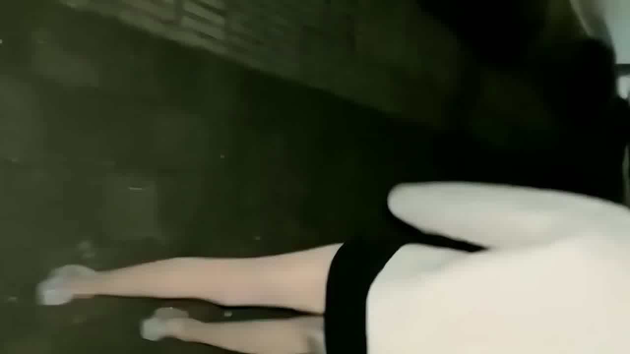  杭州夜间行走的高跟大长腿，一路淫语对白，桥下滋尿深喉后入 的剧照3