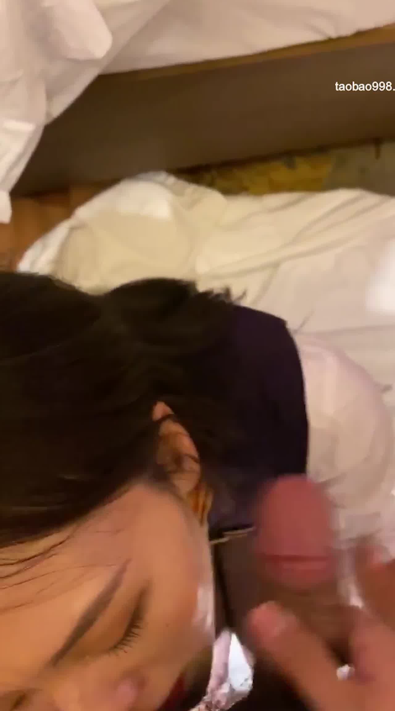  土豪包养空姐性爱自拍外流极品身材反差婊狂操拜金女 的剧照2