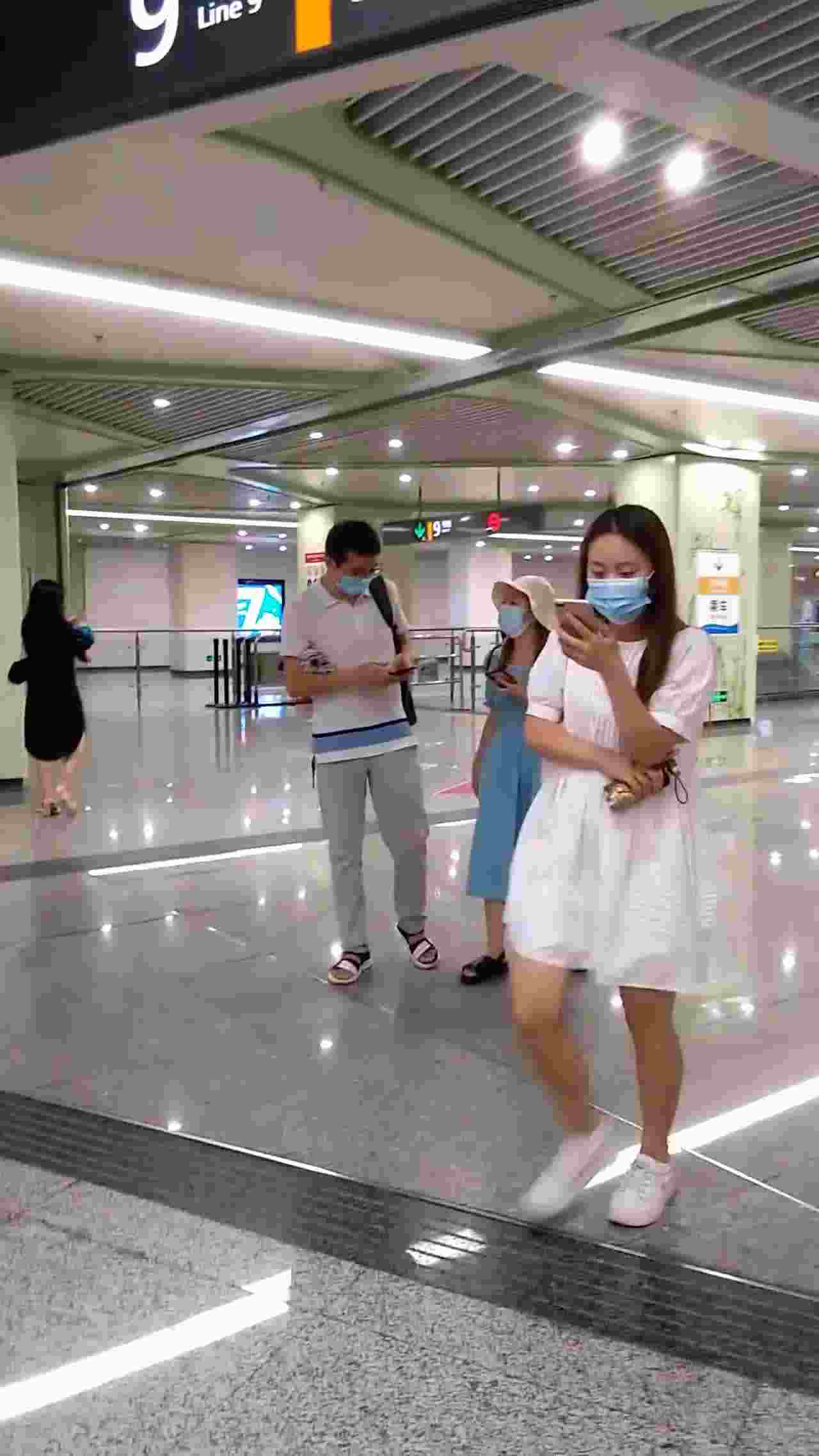  地铁偷拍小姐姐的裙底风光 的剧照3