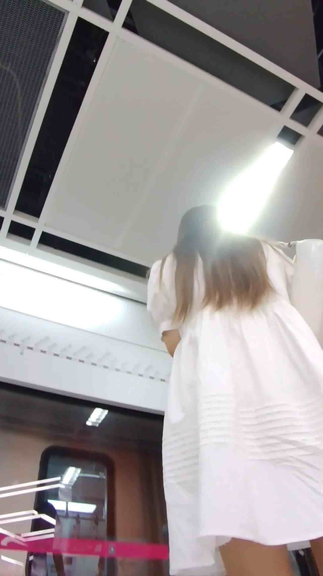  地铁偷拍小姐姐的裙底风光 的剧照7