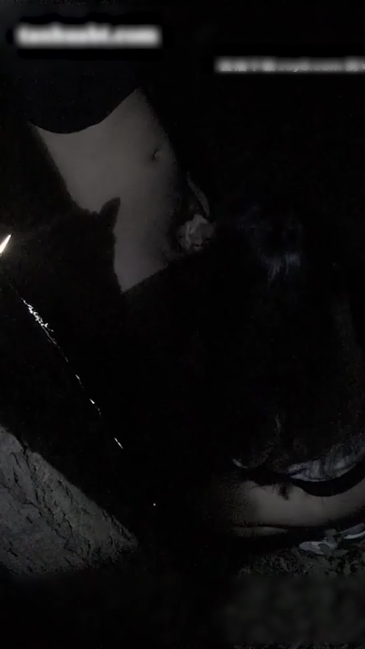  真实夫妻寻刺激，户外野战超刺激 的剧照4