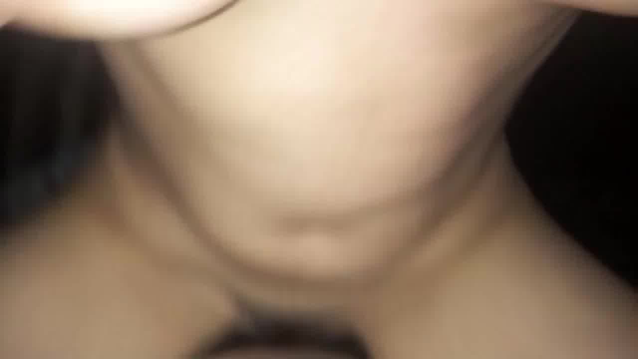  真实自拍，现场调教小嫩妹自慰，被操到高潮浑身颤抖‘轻点 受不了了’当成母狗连续内射，对白精彩！ 的剧照9