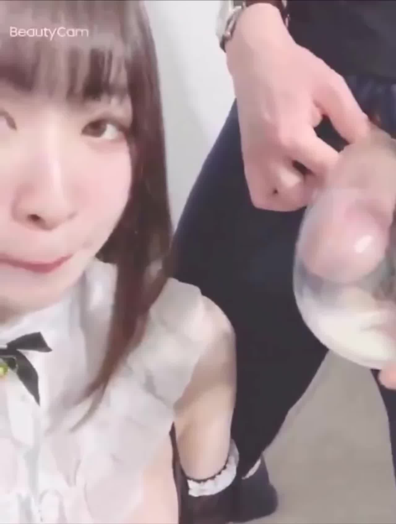  射在酒杯里给短发女朴饮精 的剧照6