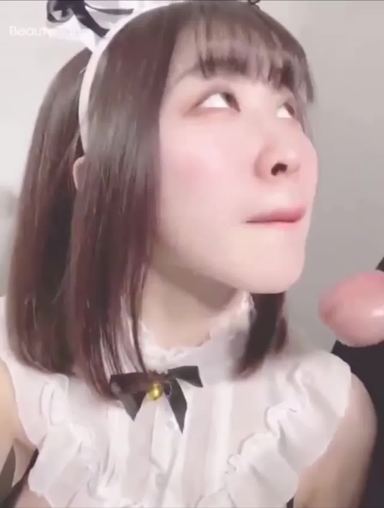  射在酒杯里给短发女朴饮精 的剧照8