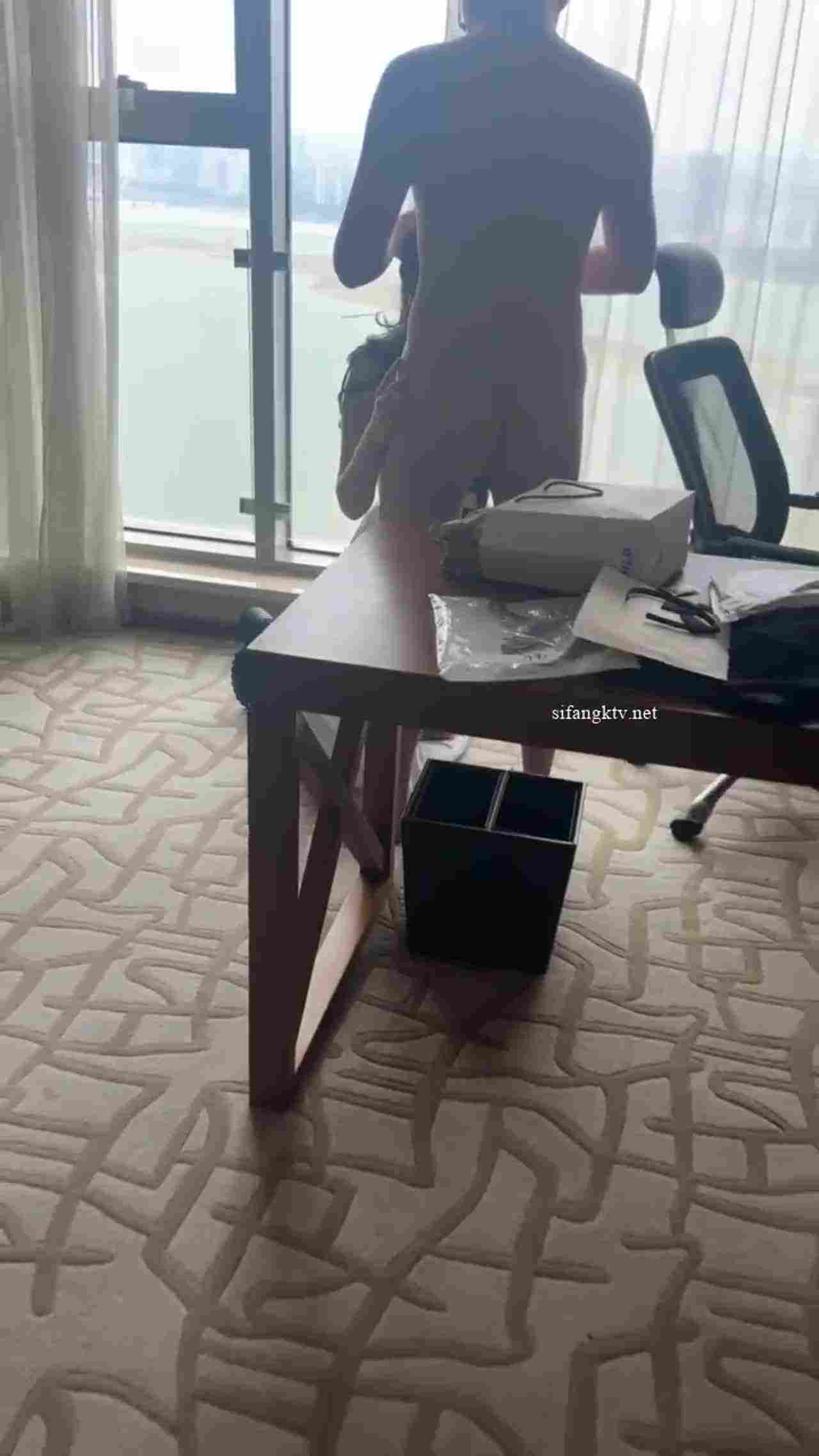  多人小女仆袜蒙眼睛服务他 的剧照5