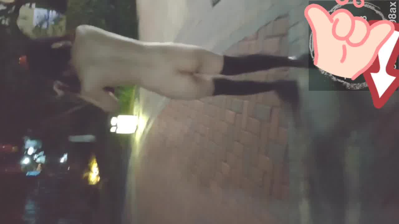  母狗做任务户外小区游乐场黄瓜插穴 的剧照1