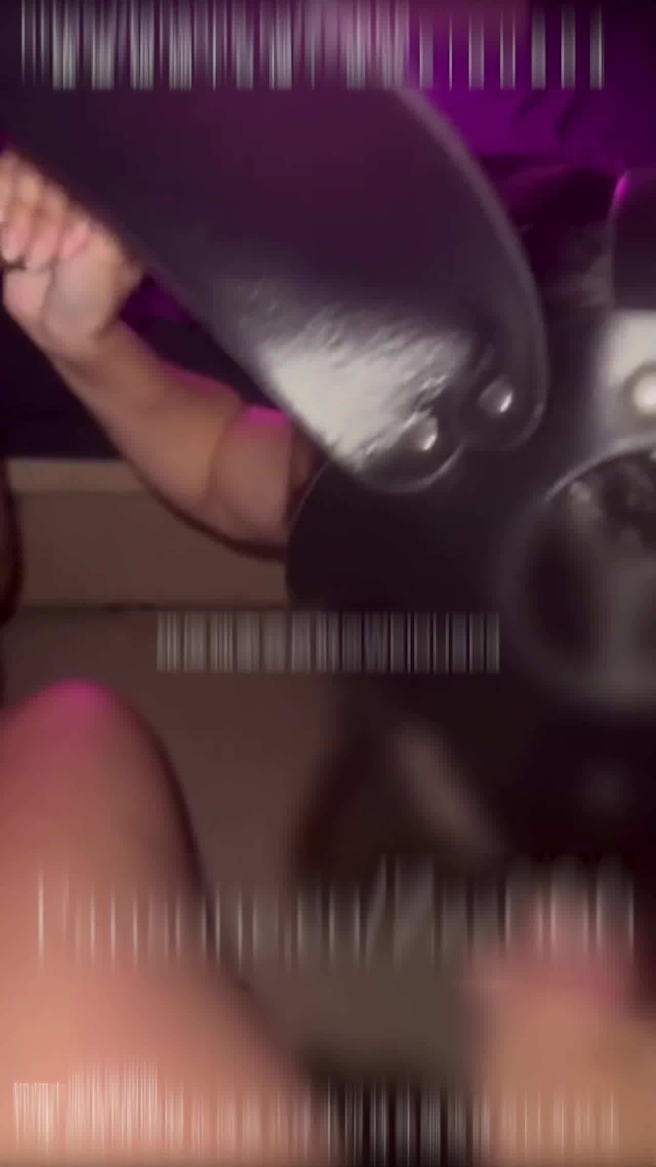  早就想玩这白嫩又软的骚腿了～车震一路操到床边 的剧照1