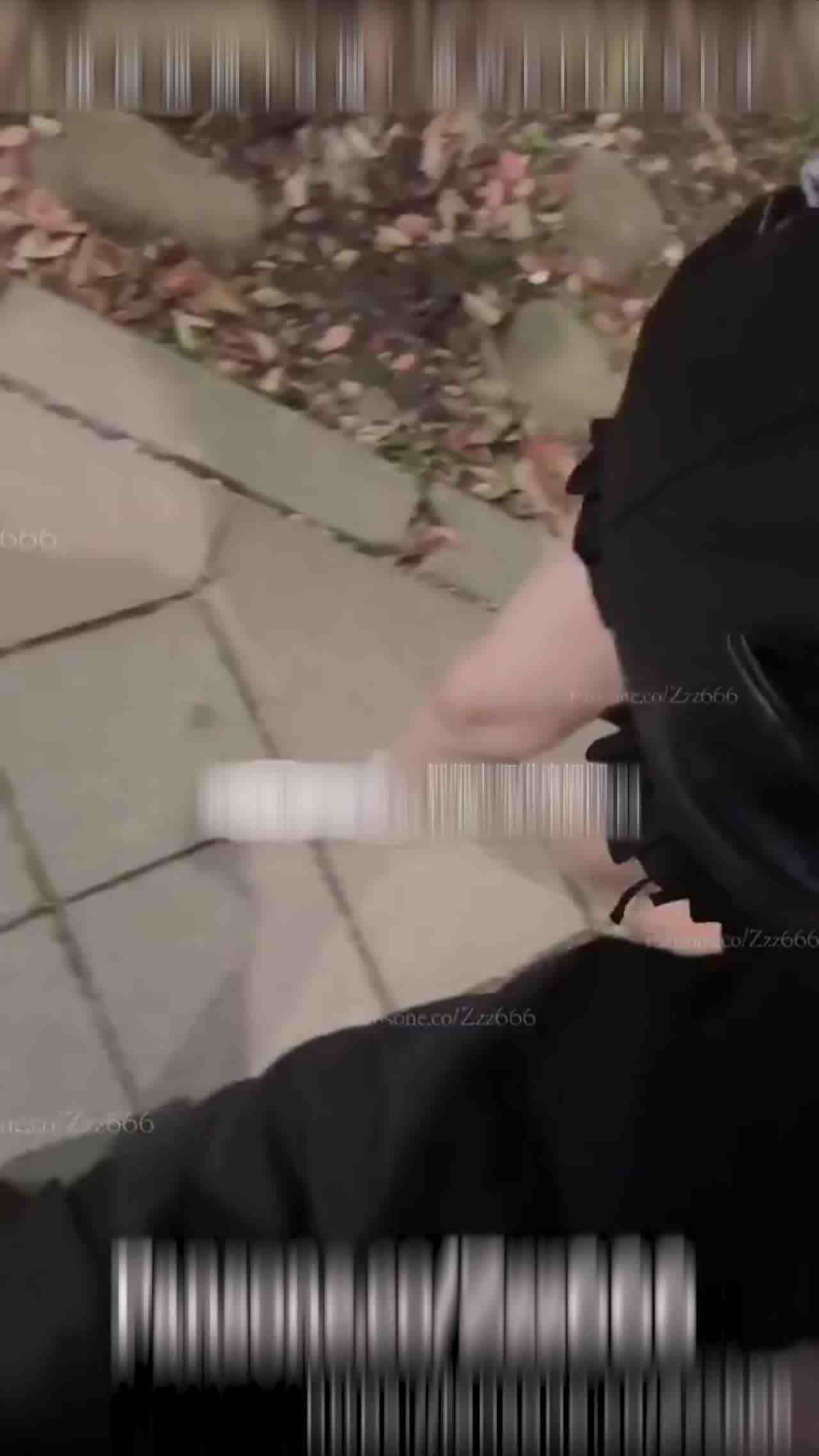  早就想玩这白嫩又软的骚腿了～车震一路操到床边 的剧照2