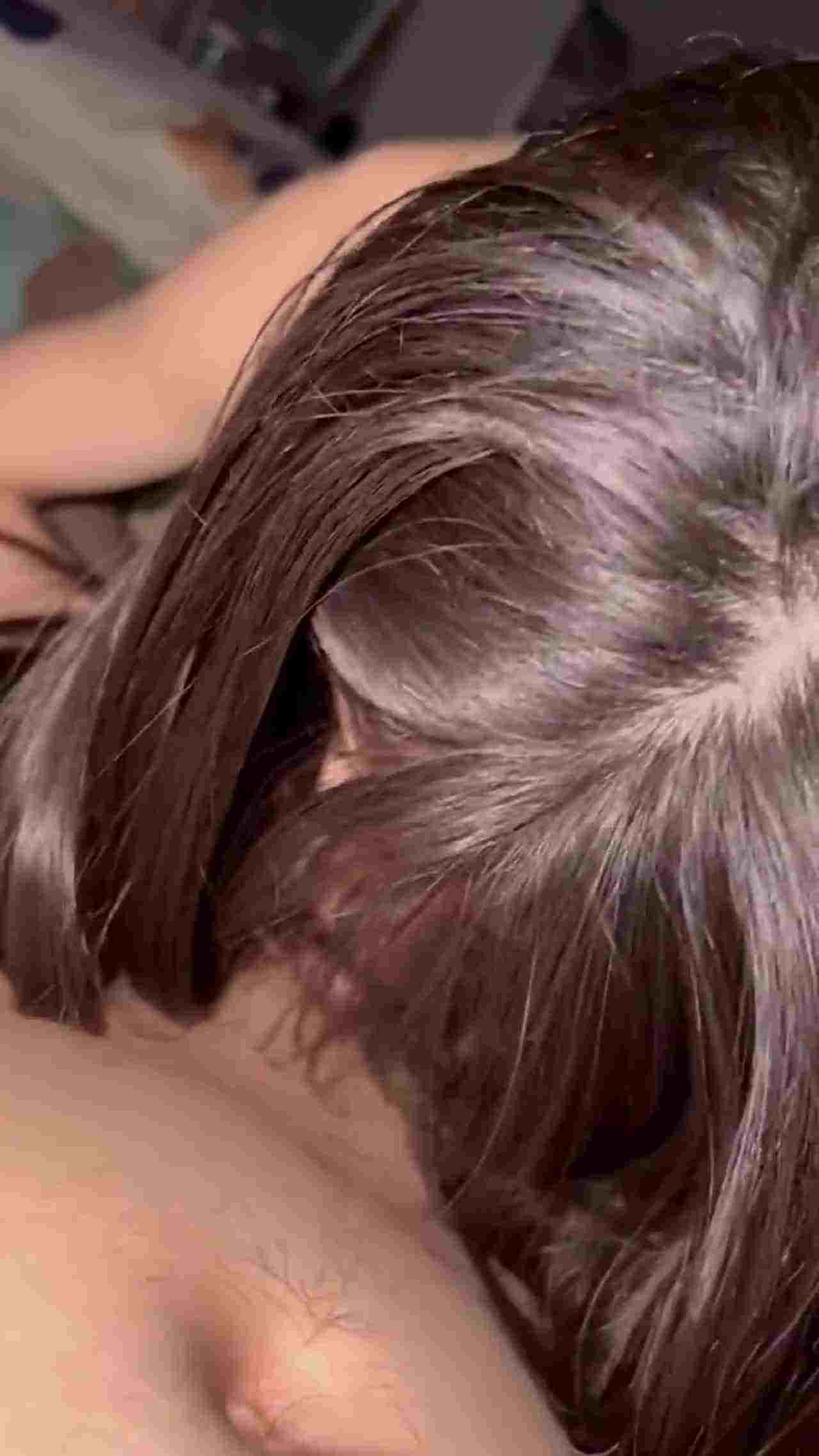  【逼水超多的母狗】这逼也太敏感了，口交的时候就湿了，主人稍微用手摸一下，全是一堆水，白带都出来了 的剧照3