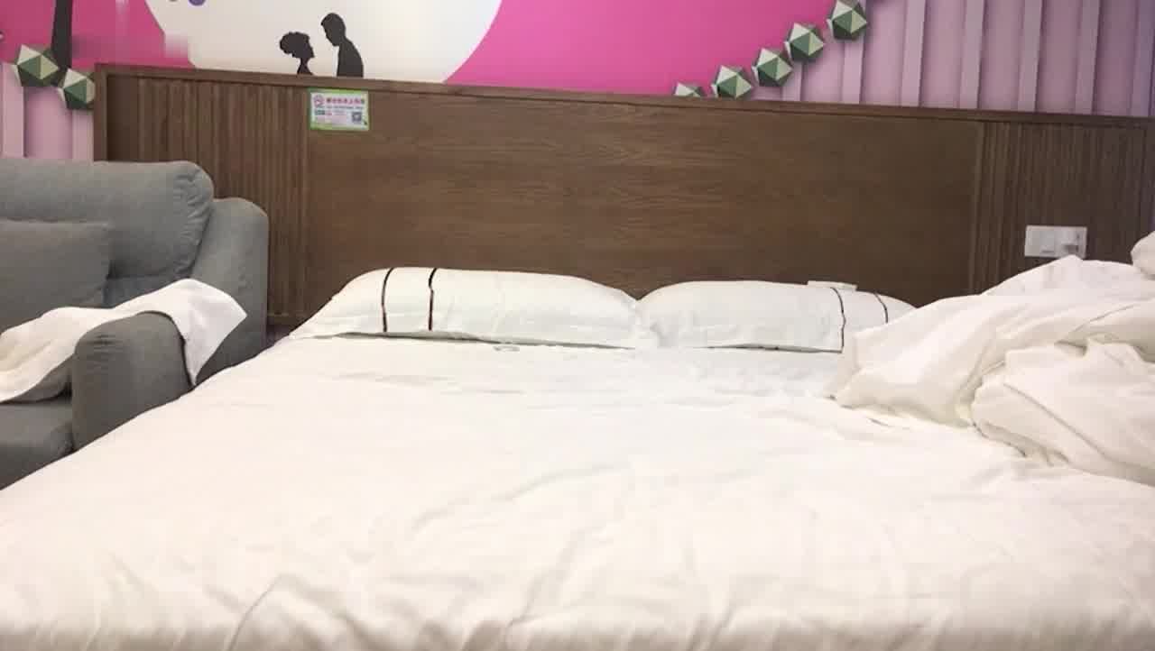  【城中村老哥】换口味，玩个身材超棒的小少妇，多次舔B玩69，使劲抽插她的小骚穴，连干两炮特满足 的剧照1