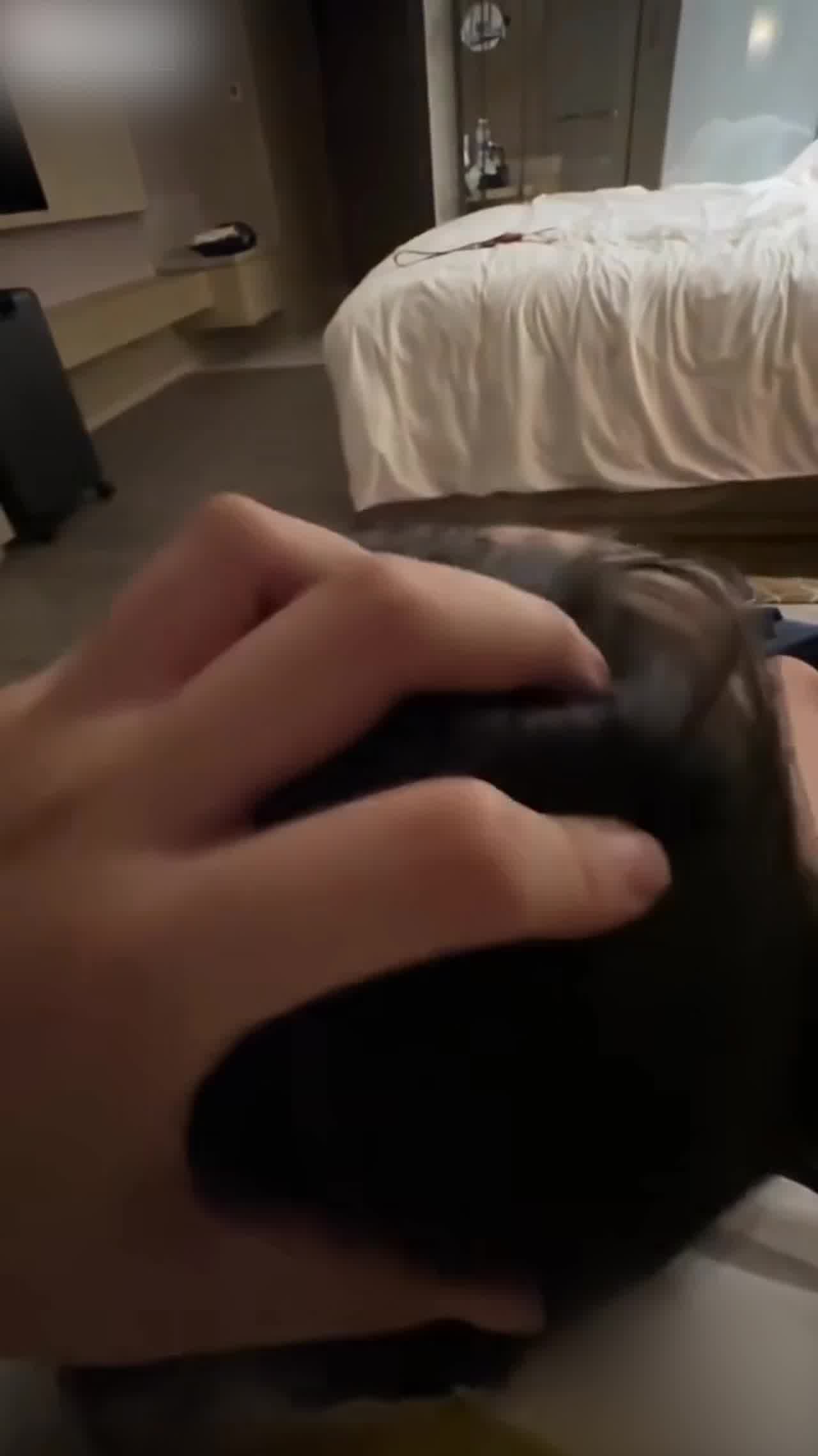  极品长腿妹蒙眼罩嘴塞满鸡巴，调教小母狗计画 的剧照10