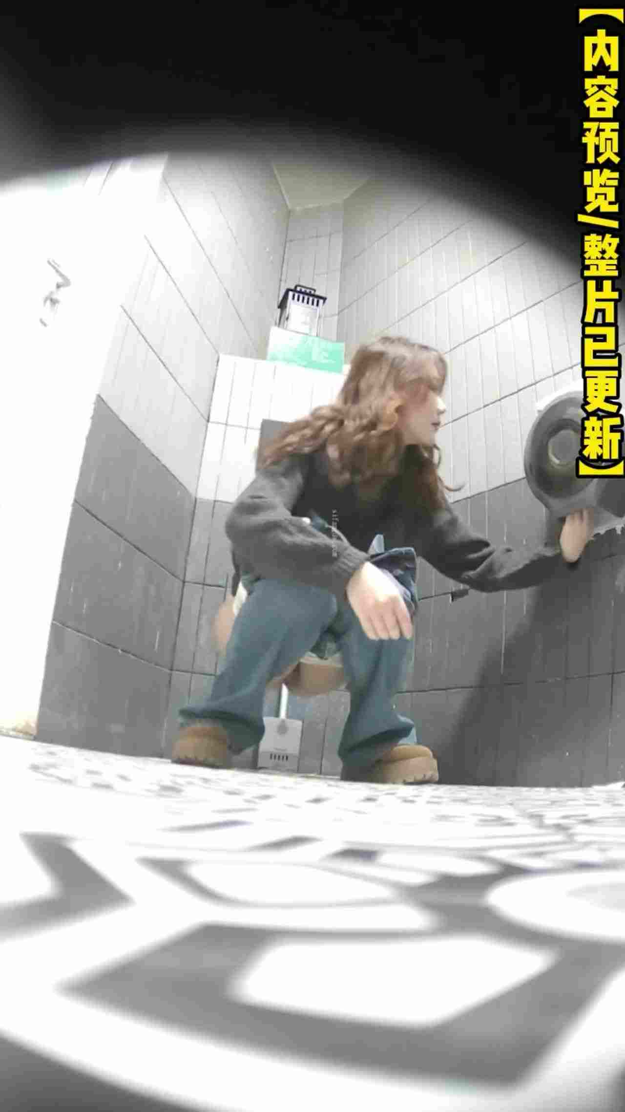  【前后双视角，这偷拍角度无敌了啊！】三月最新流出大神偷拍写字楼女厕，多位小姐姐粉嫩芬芳的花蕊！ 的剧照7