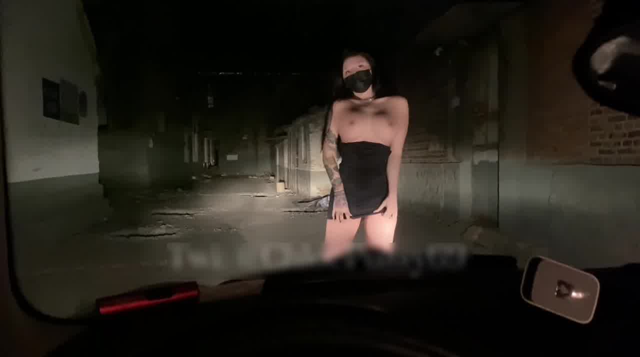  深夜小村路上露出 的剧照4