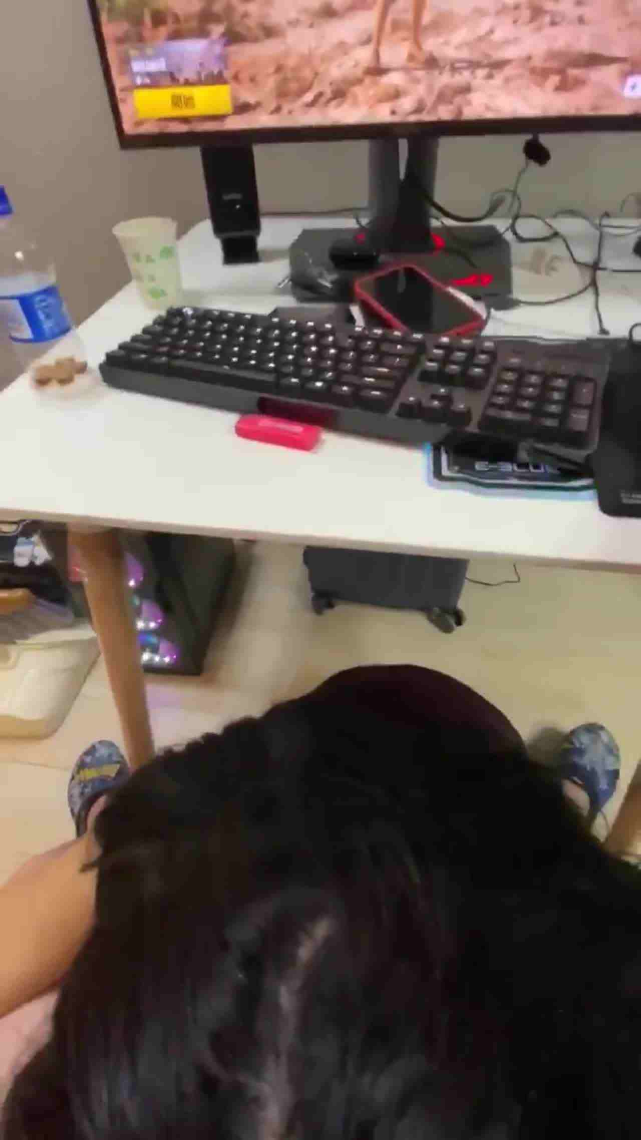  怕女友寂寞也让她一起吃鸡 的剧照10