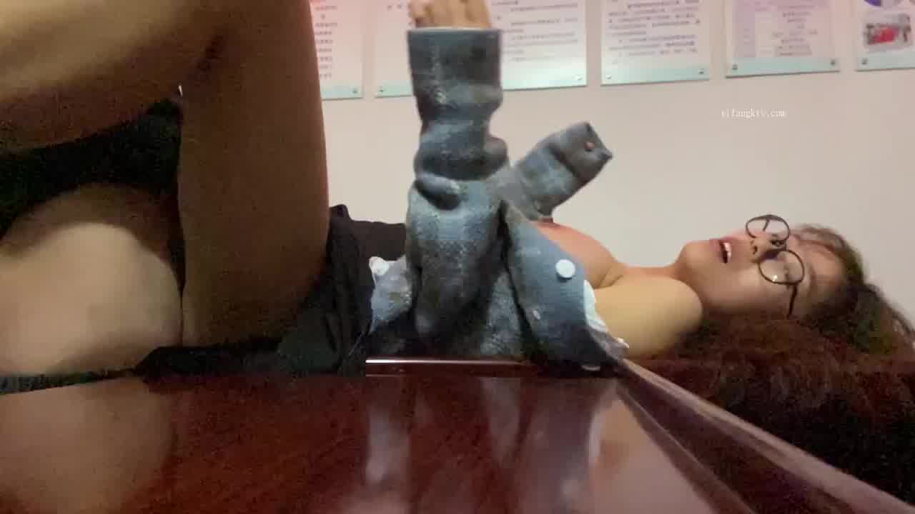  办公室激情十个眼镜九个骚还有一个是闷骚型 的剧照2