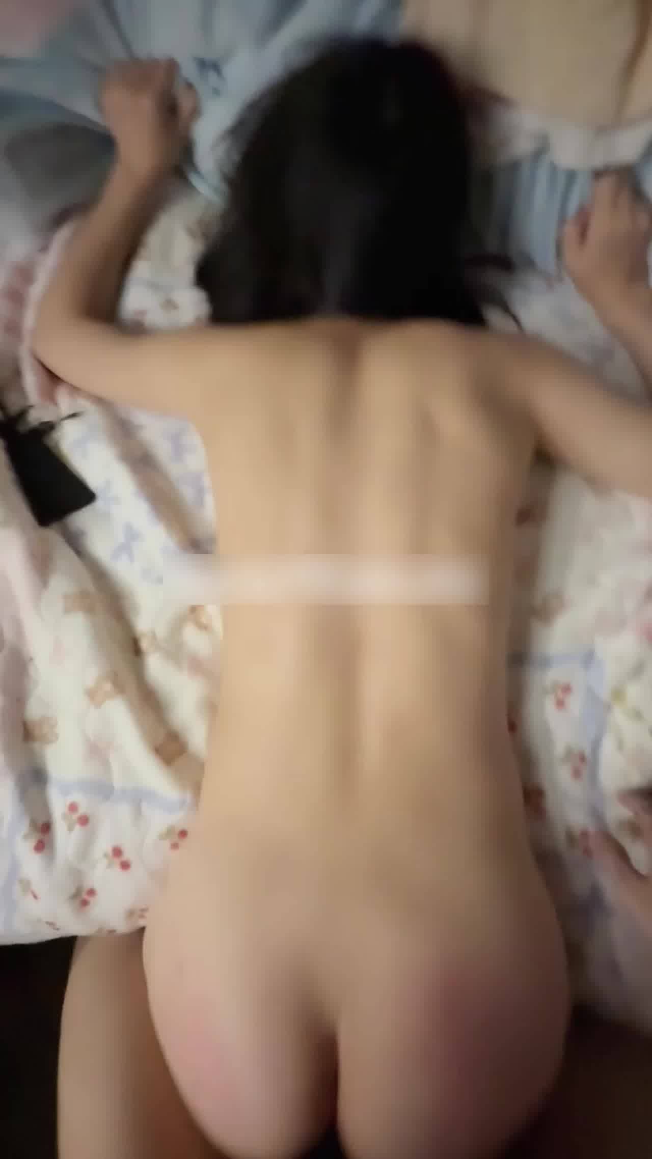  自购推特高中生杀手免费-这么漂亮的完美身材，下面居然这么多白带？阴道上都是白色豆腐块，被插的快爽死了 的剧照3