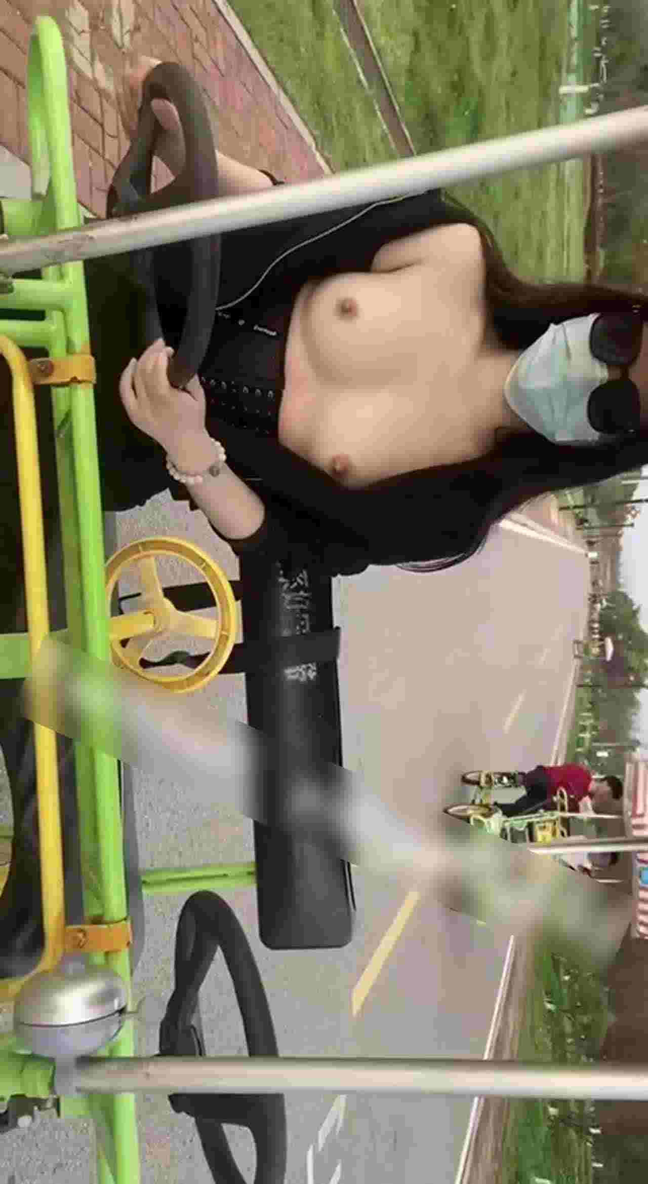  游乐场露胸1 的剧照3