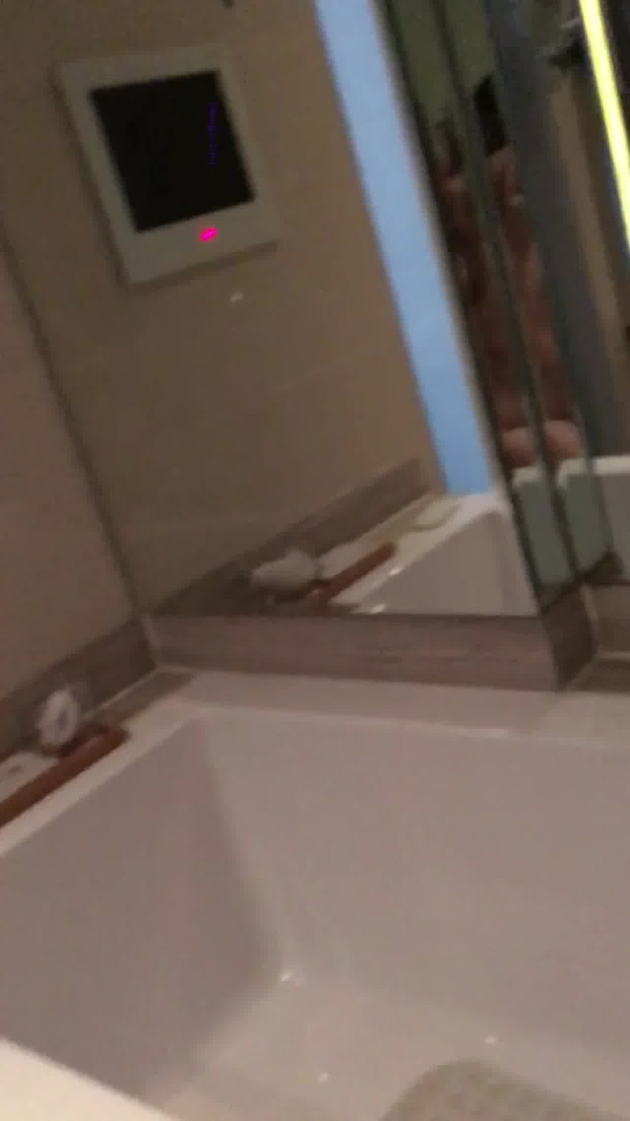  酒店厕所猛日眼镜骚逼 的剧照5