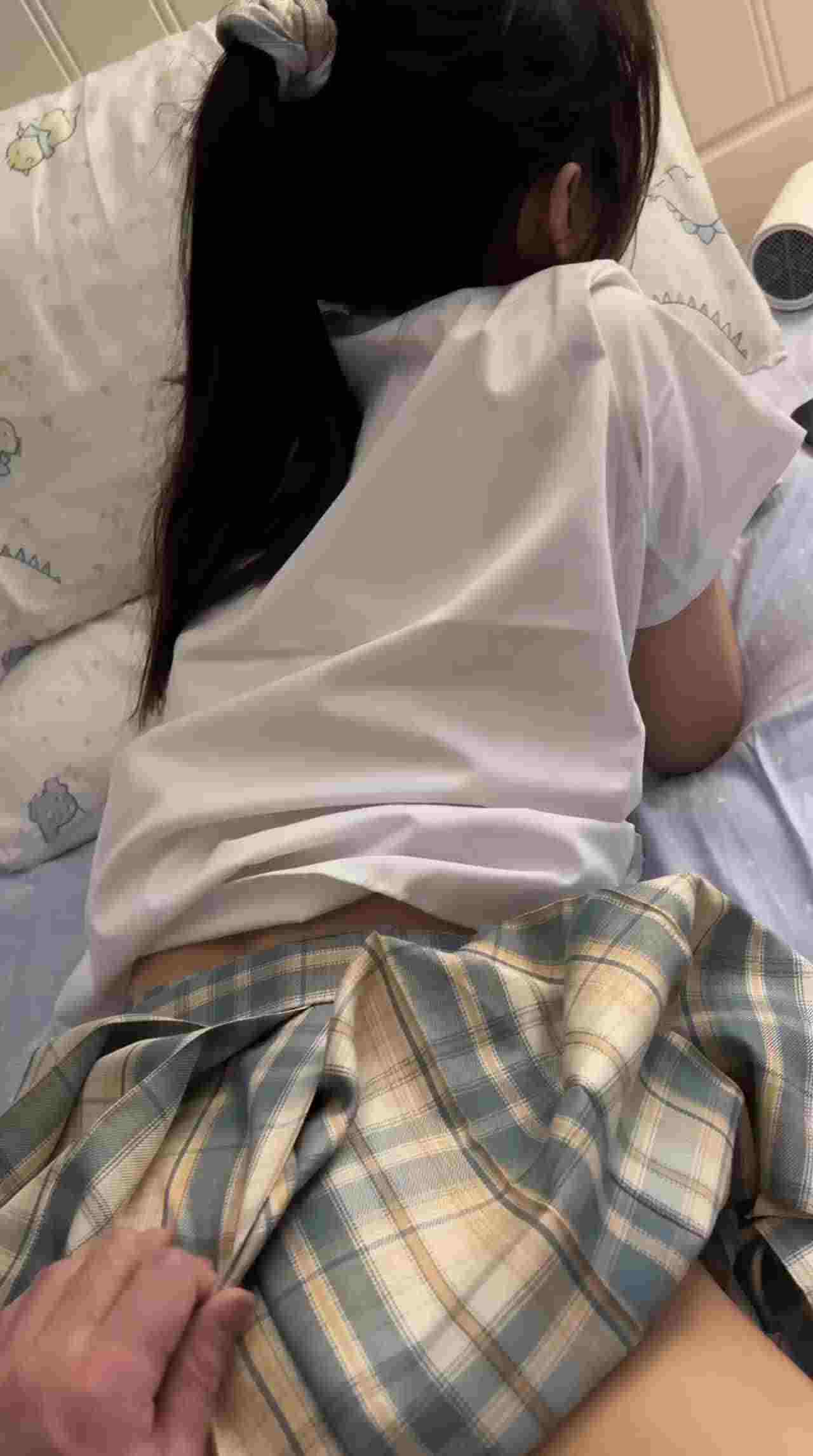  调戏认真学习的妹妹 的剧照1