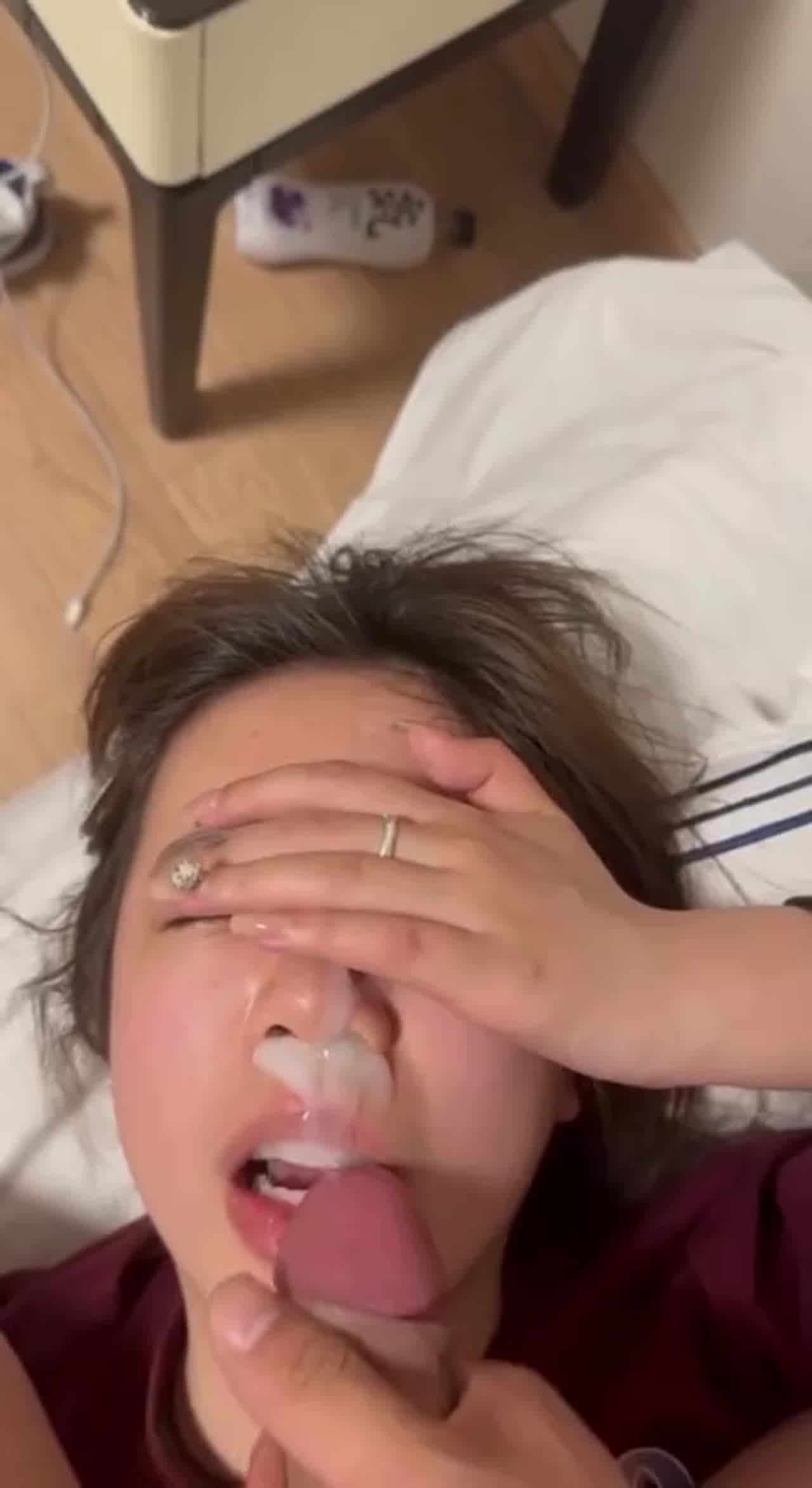  嗳呀! 精华都射到鼻孔里了啦!! 的剧照1