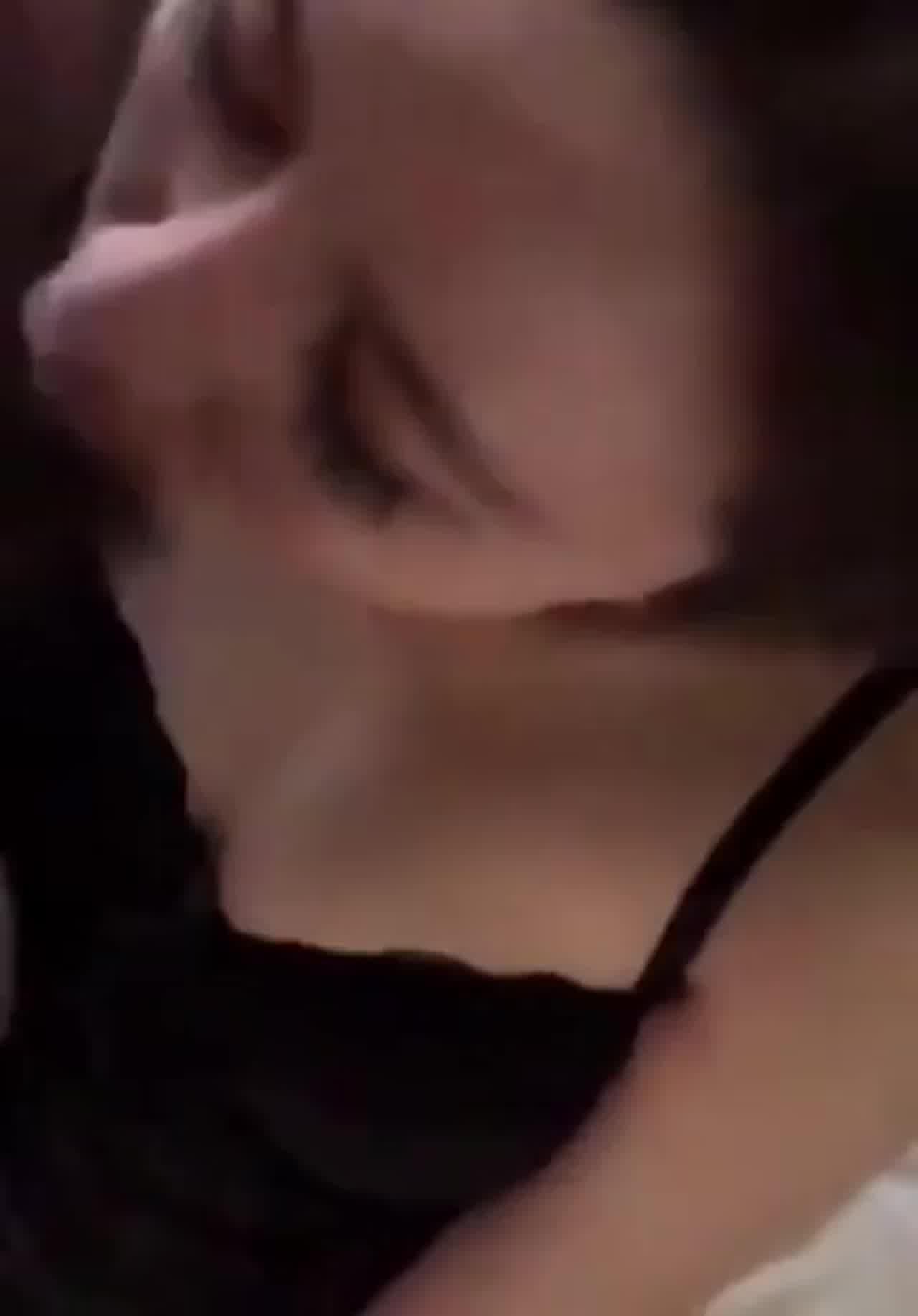  气质少妇一边给情人口交，一边用按摩棒插逼 的剧照2