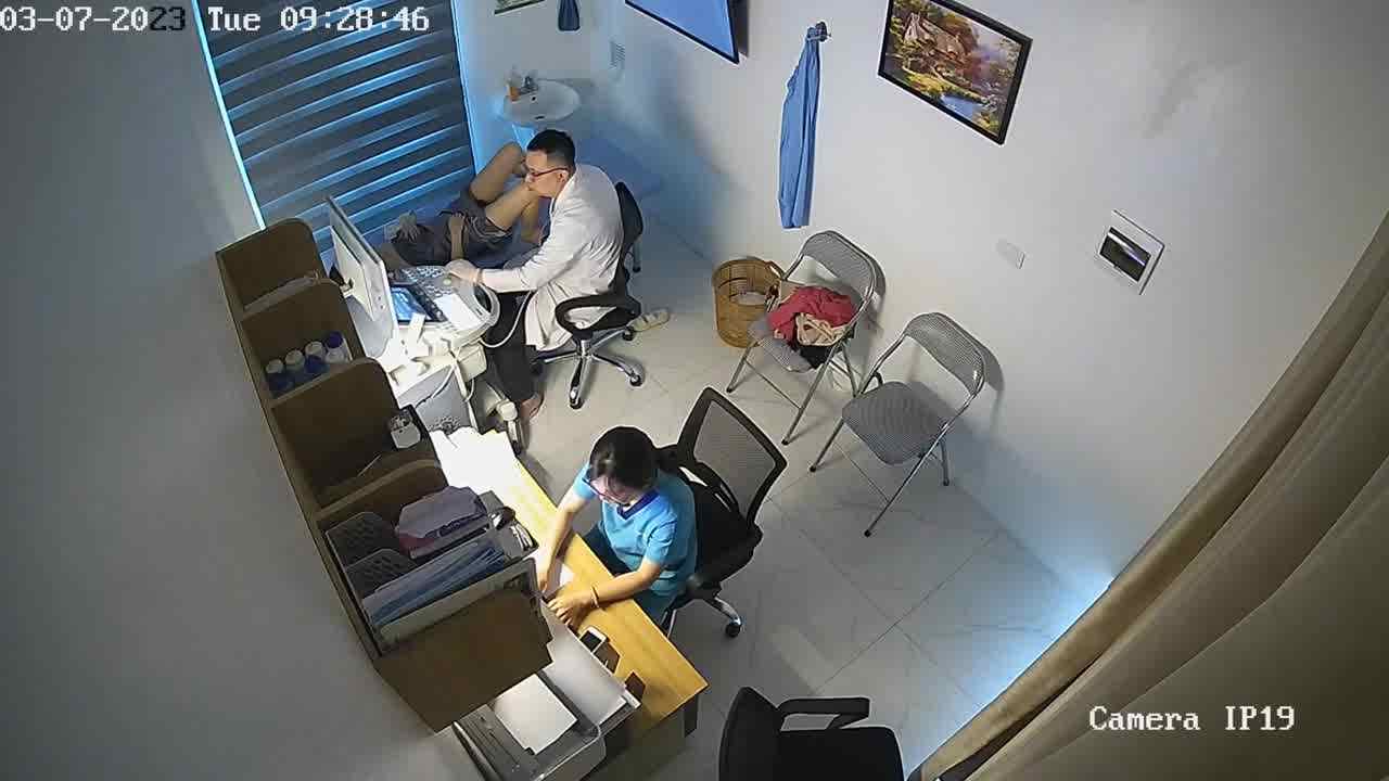  【医院3月监控】重金破解高清！猥琐男医生给漂亮女病人仔细检查身体完整版！ 的剧照3