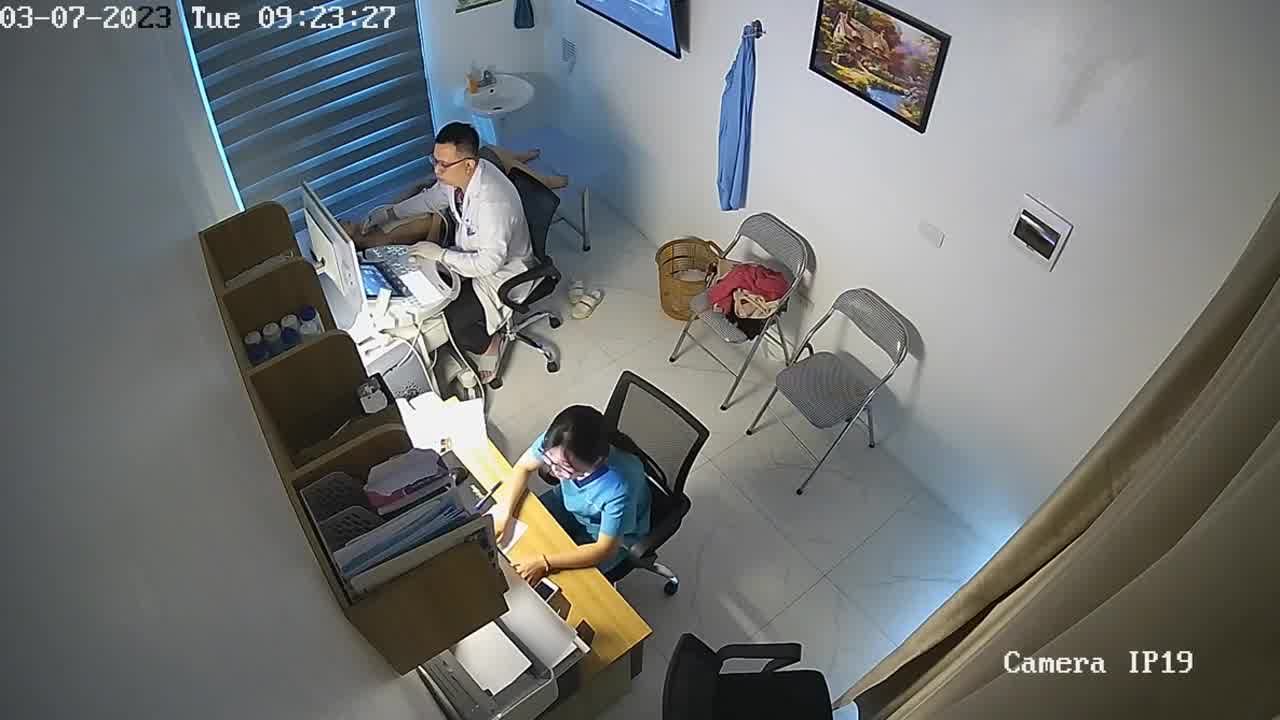  【医院3月监控】重金破解高清！猥琐男医生给漂亮女病人仔细检查身体完整版！ 的剧照8