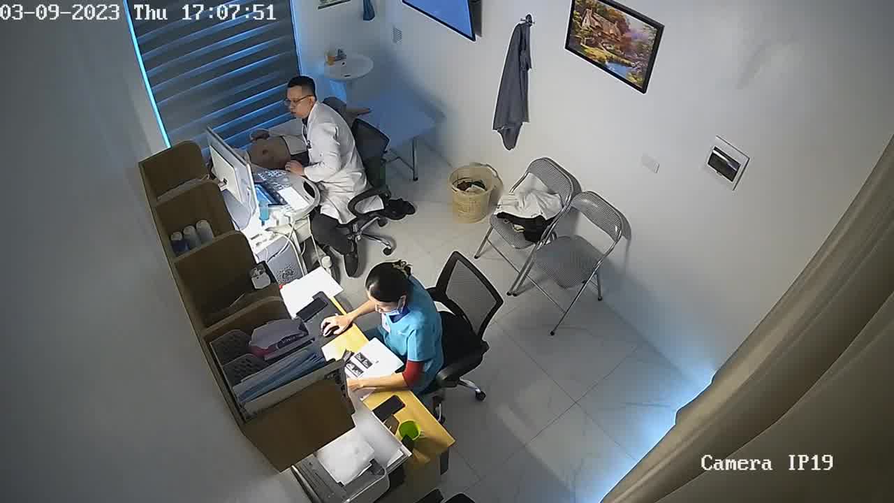  【医院3月监控】重金破解高清！猥琐男医生给漂亮女病人仔细检查身体完整版！ 的剧照9