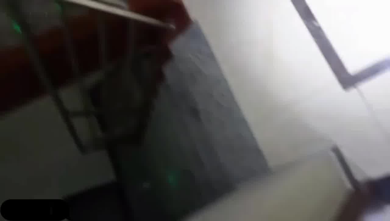  换妻翻车现场 两对夫妻玩游戏 后面貌似被发现了直接翻车 为了弥补 自己干自己老婆 的剧照7