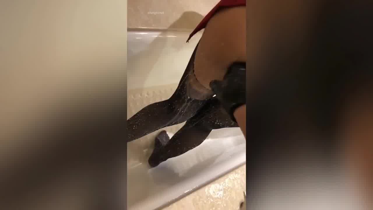  大奶美模后庭失守被金主灌肠 的剧照9