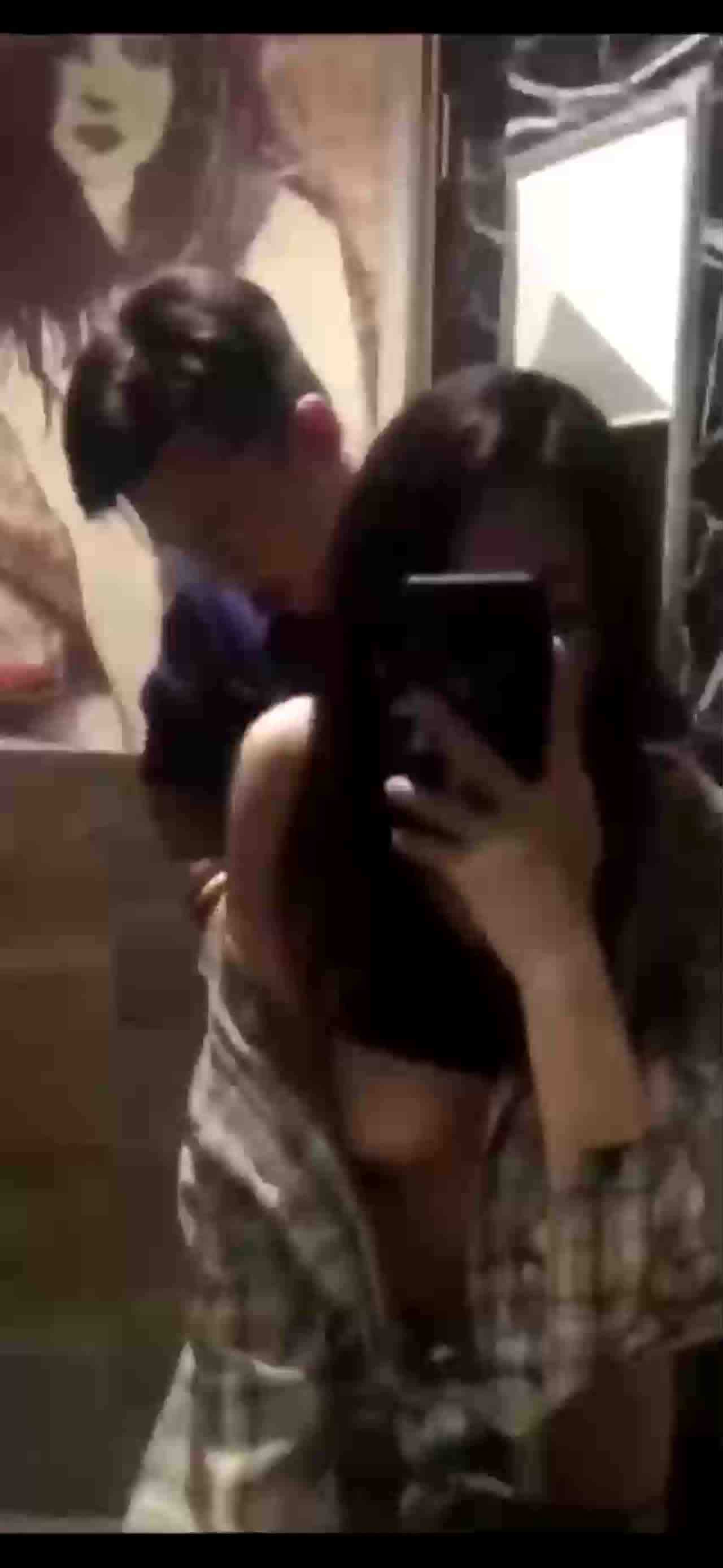  和男友厕所做爱自拍 的剧照2