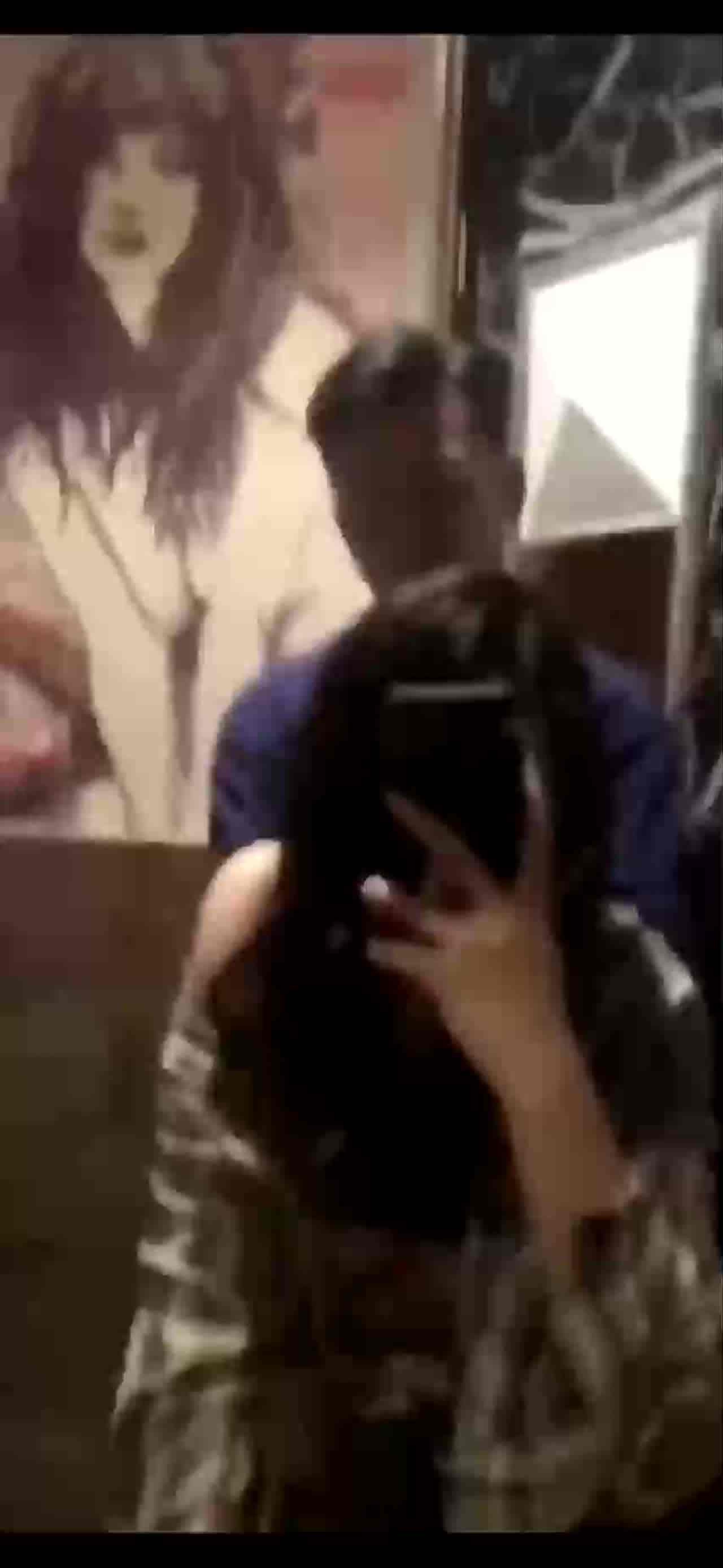  和男友厕所做爱自拍 的剧照4